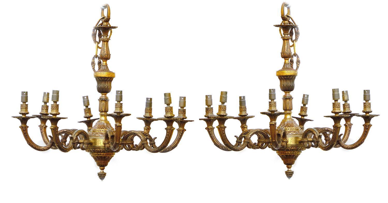 Francese Coppia di lampadari inglesi a otto luci in ottone, inizio XX secolo in vendita