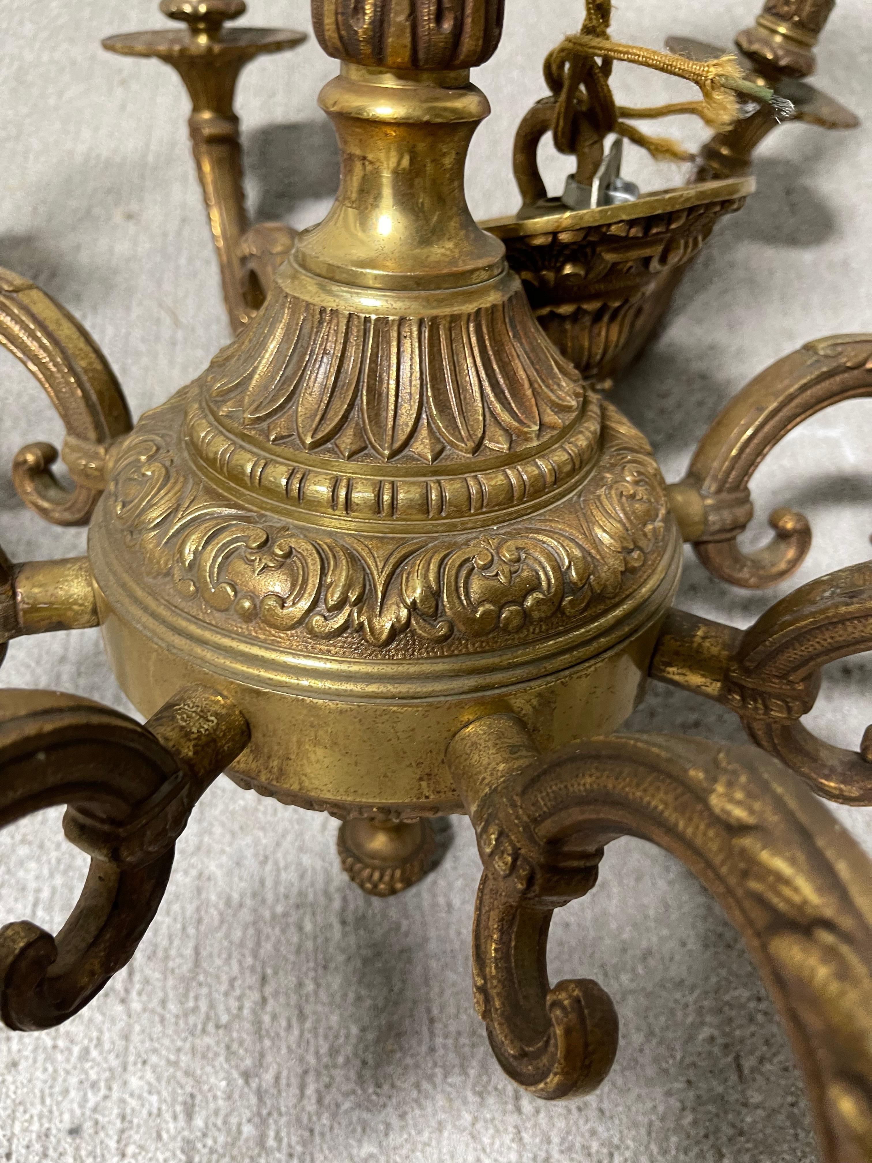 Coppia di lampadari inglesi a otto luci in ottone, inizio XX secolo In condizioni buone in vendita a Savannah, GA