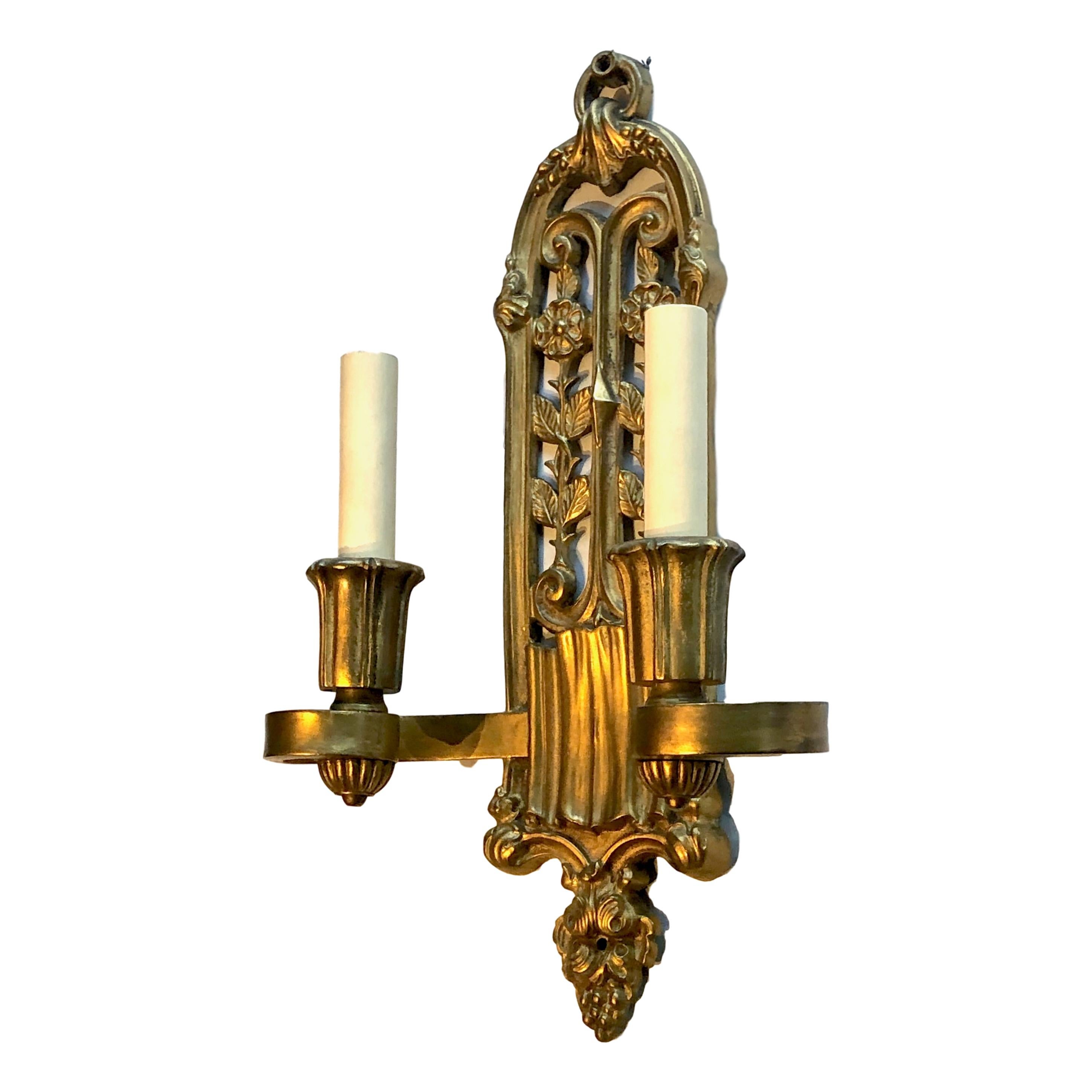 A pair of English circa 1900 gilt bronze sconces with open-work body in foliage and floral motif.

Measurements:
Height: 16