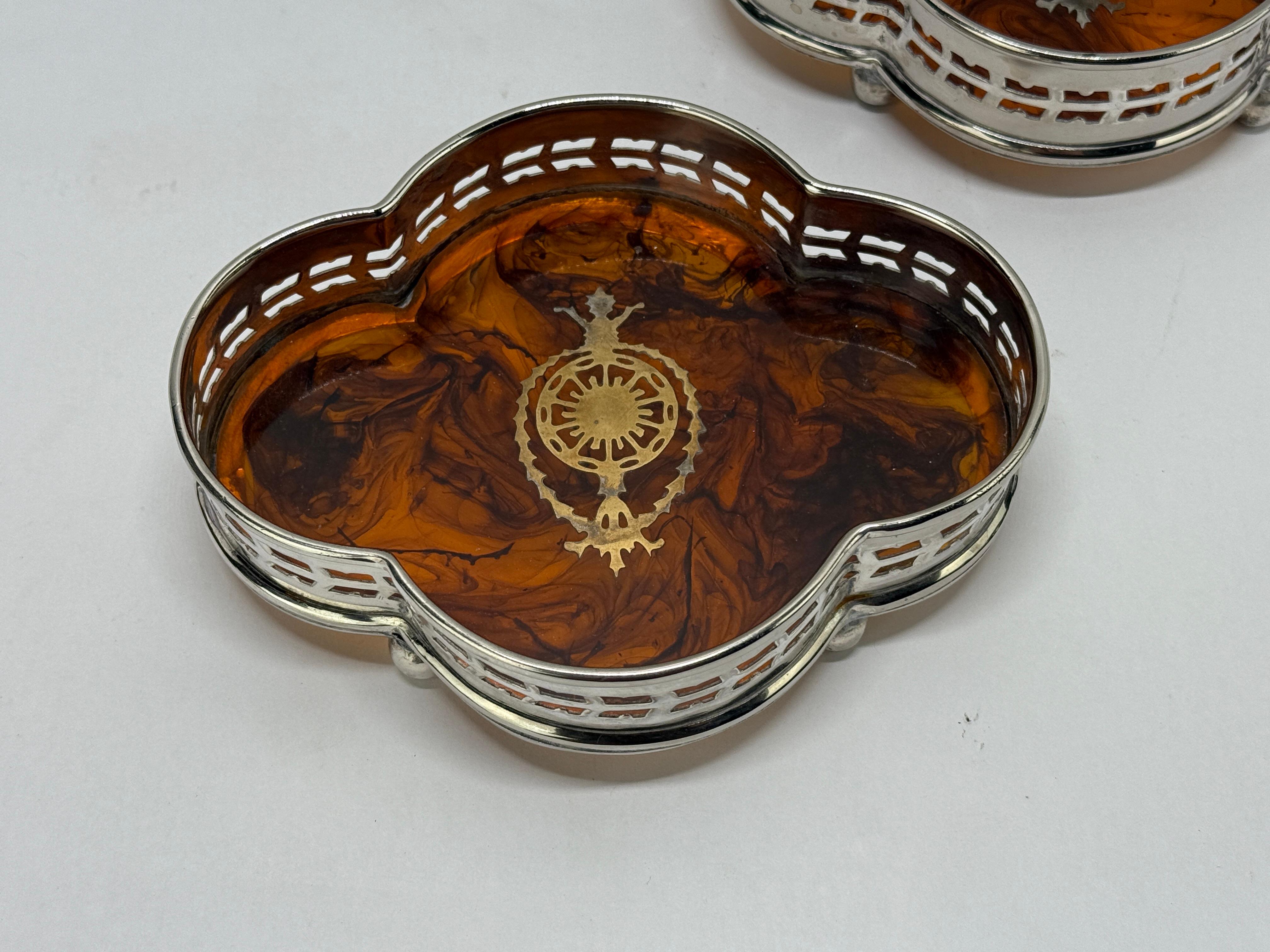 Néoclassique Paire de sous-verres à vin en fausse écaille de tortue et en métal argenté à bordure en forme de galerie en vente