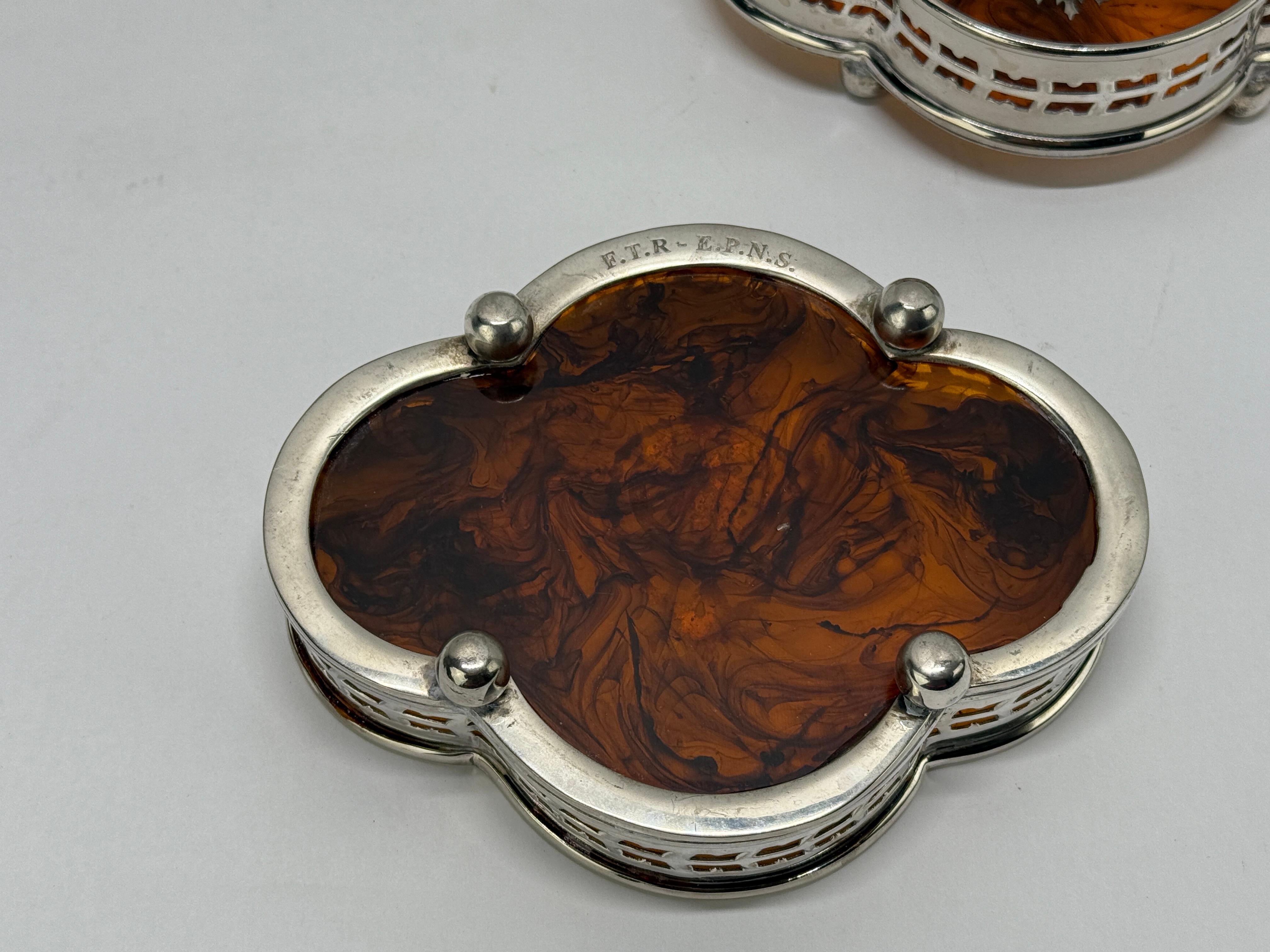 Paire de sous-verres à vin en fausse écaille de tortue et en métal argenté à bordure en forme de galerie Bon état - En vente à Atlanta, GA