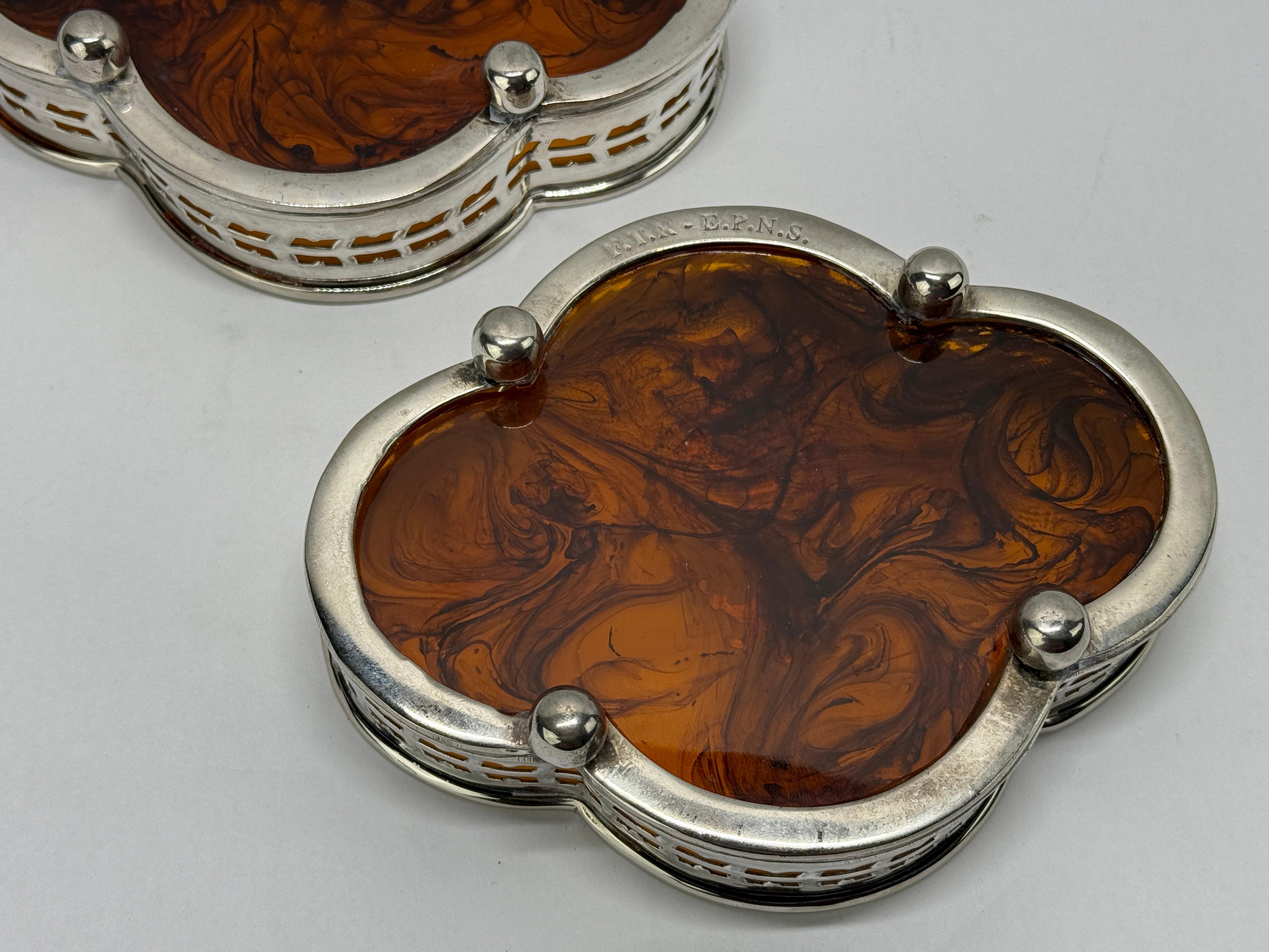 20ième siècle Paire de sous-verres à vin en fausse écaille de tortue et en métal argenté à bordure en forme de galerie en vente