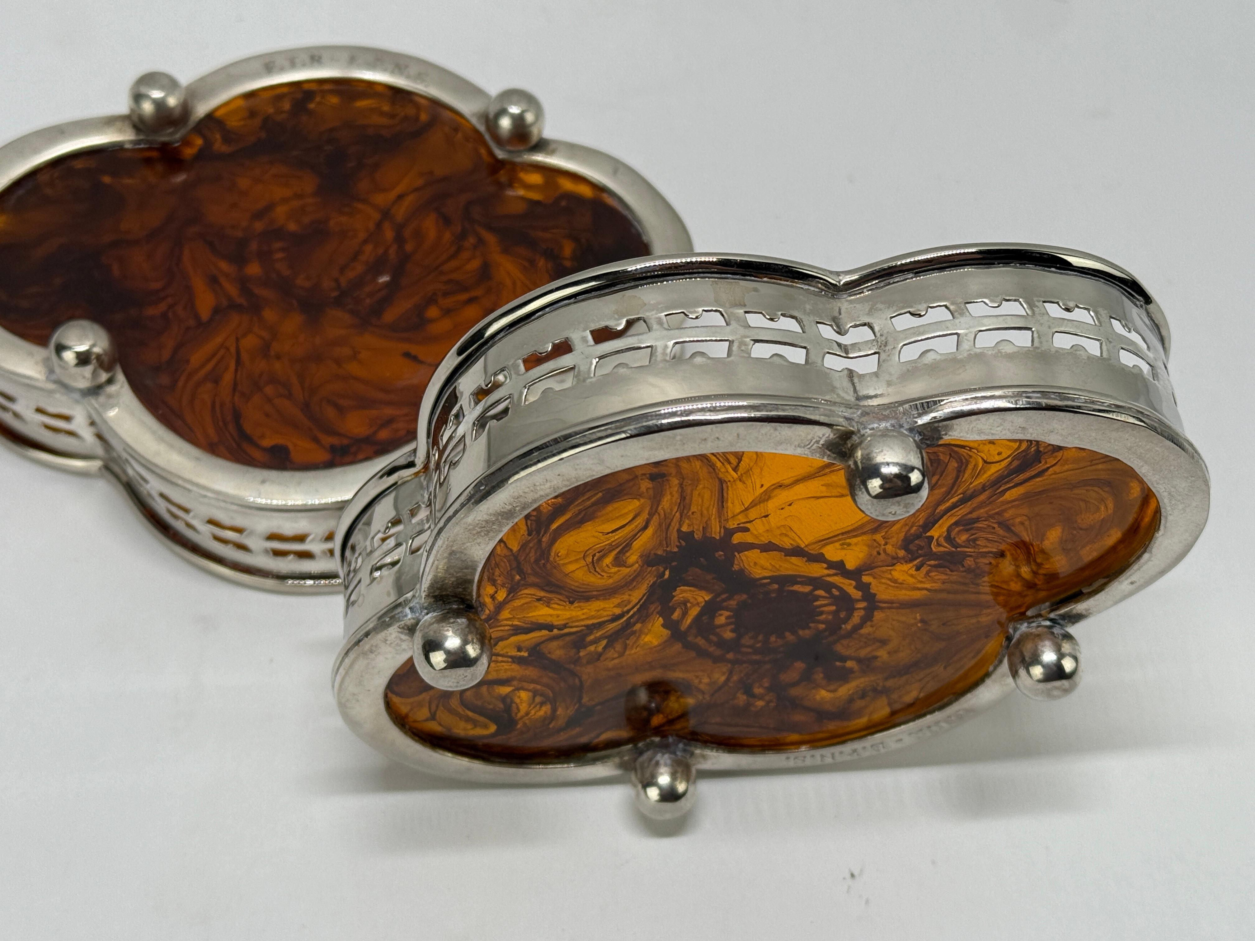 Plaqué argent Paire de sous-verres à vin en fausse écaille de tortue et en métal argenté à bordure en forme de galerie en vente