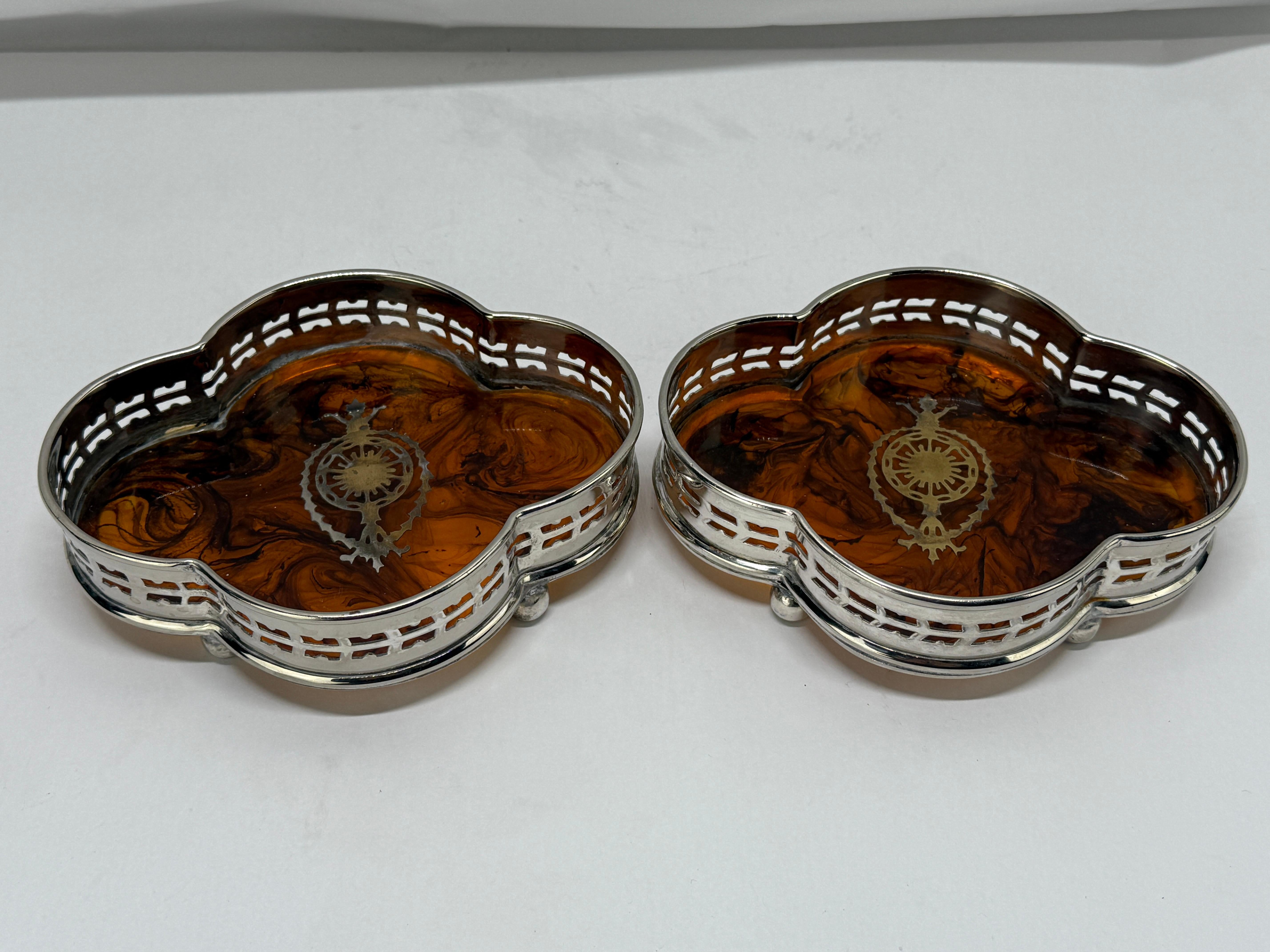 Paire de sous-verres à vin en fausse écaille de tortue et en métal argenté à bordure en forme de galerie en vente 1