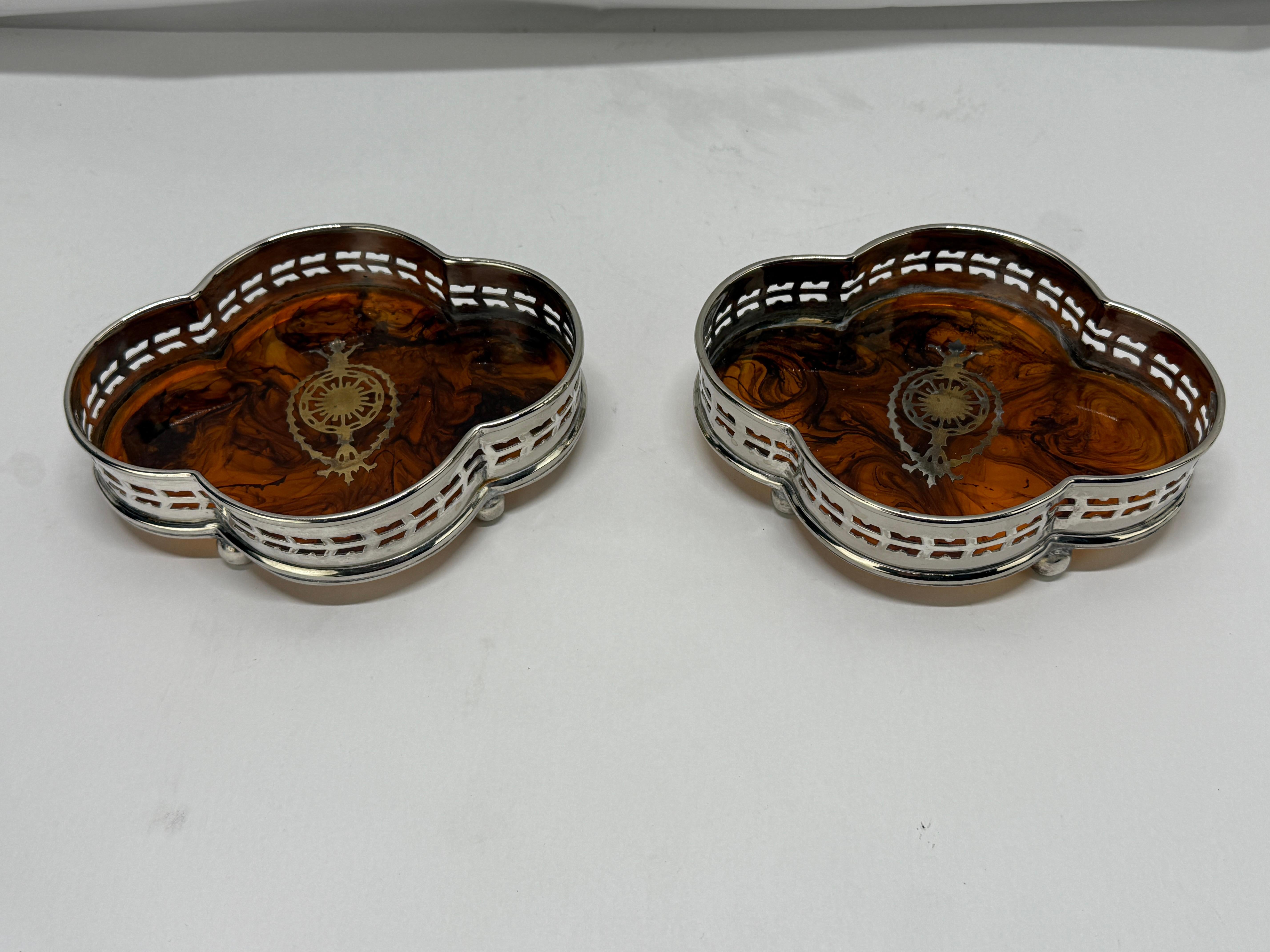 Paire de sous-verres à vin en fausse écaille de tortue et en métal argenté à bordure en forme de galerie en vente 2