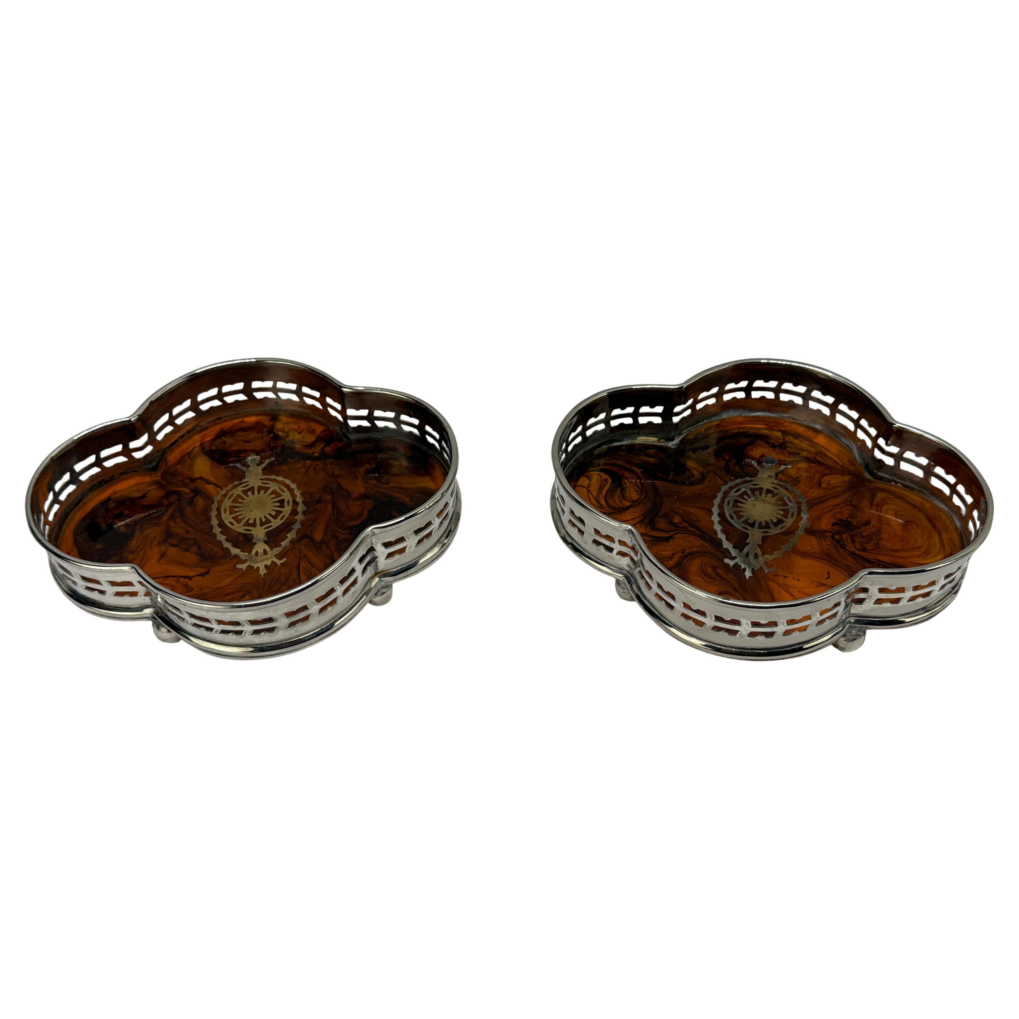 Paire de sous-verres à vin en fausse écaille de tortue et en métal argenté à bordure en forme de galerie en vente