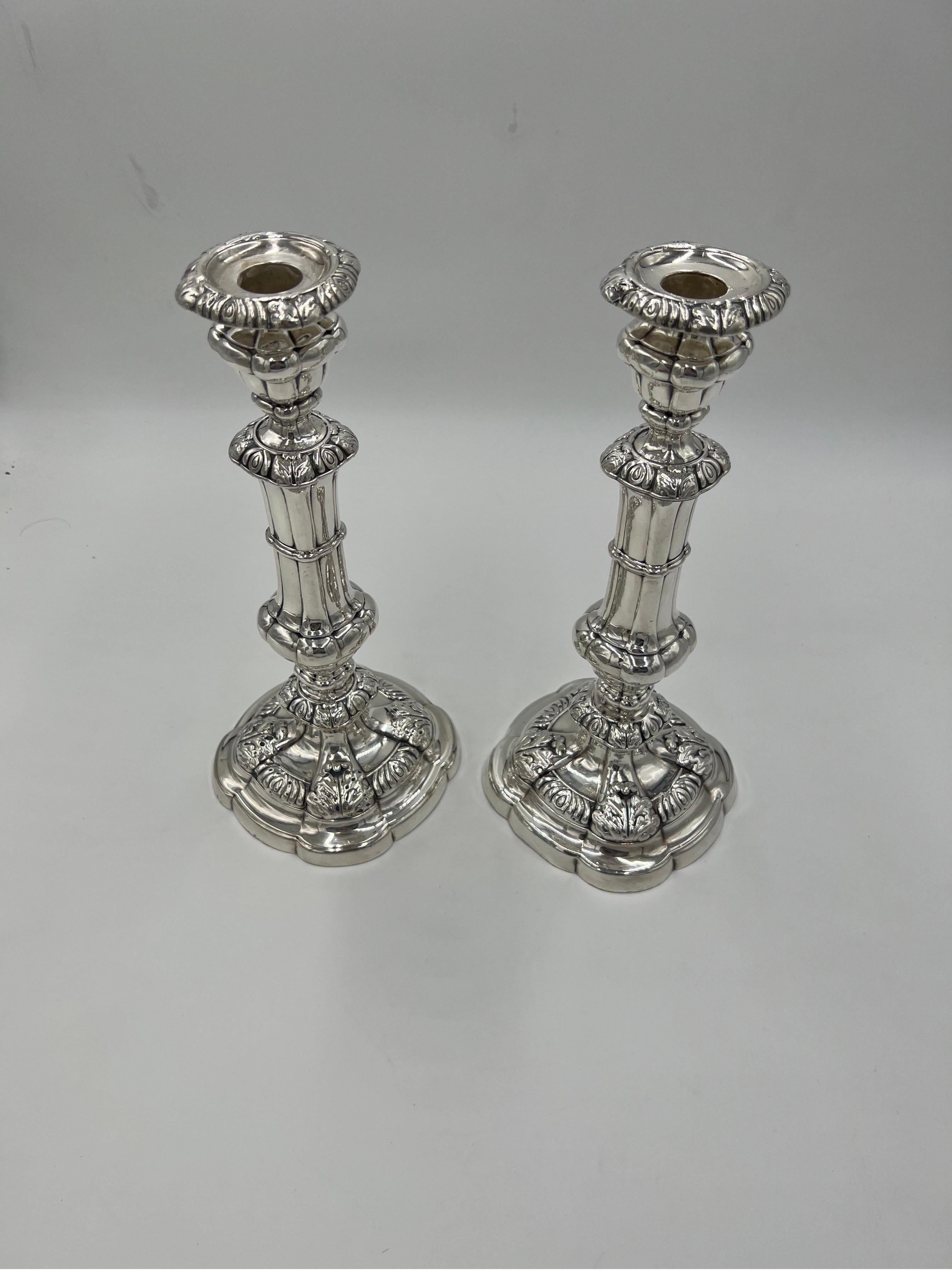 Pareja, candeleros ingleses de plata de ley de Jorge II con decoración de hojas de acanto siglo XVIII y antes en venta