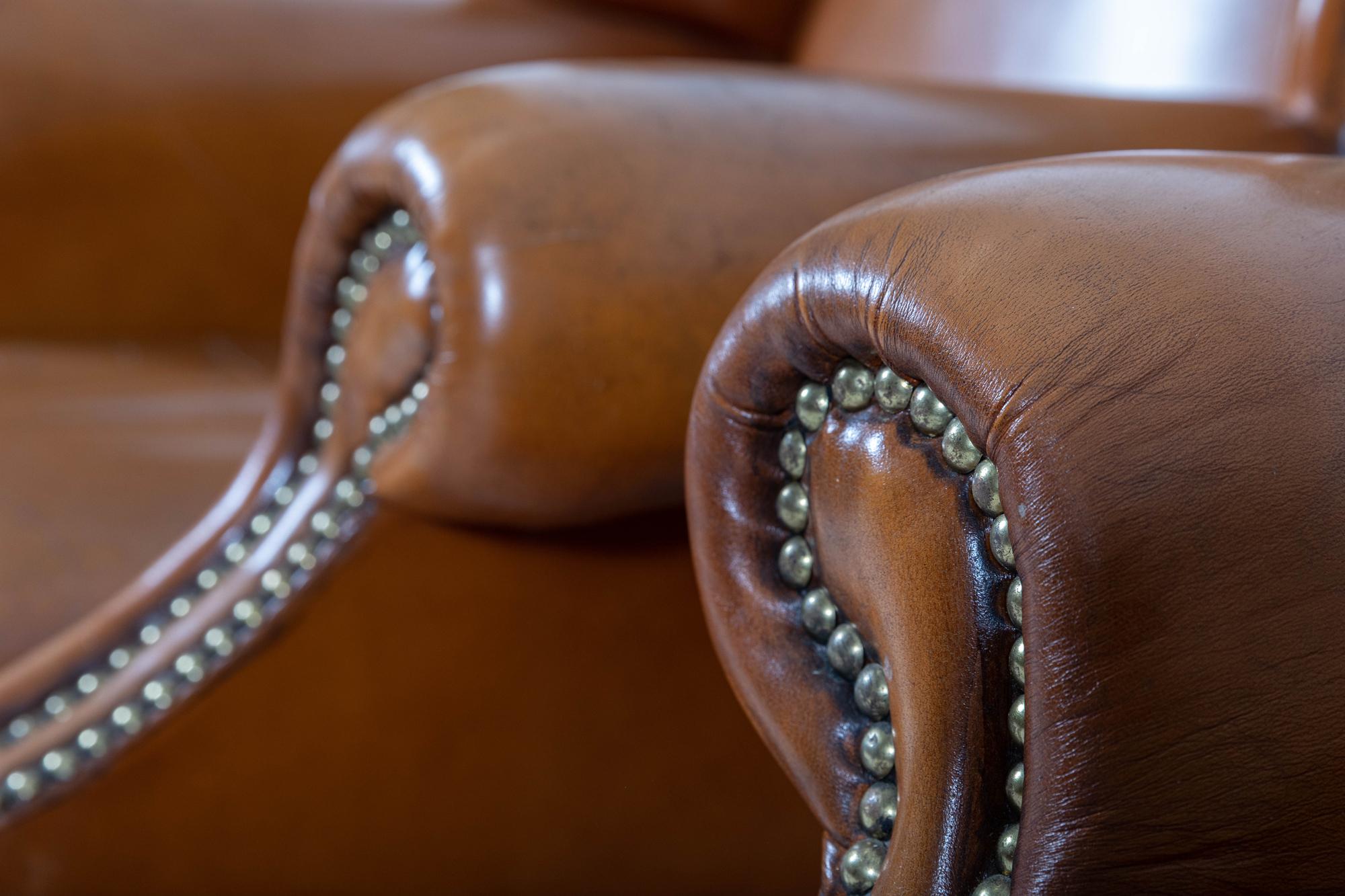 Paire de fauteuils à dossier à oreilles en cuir brun clair de style géorgien anglais en vente 4