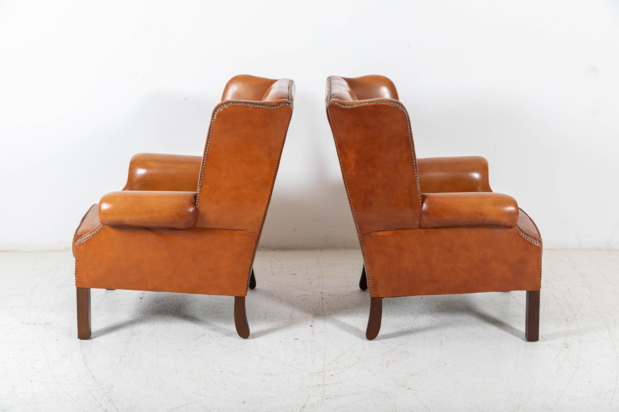 Milieu du XXe siècle Paire de fauteuils à dossier à oreilles en cuir brun clair de style géorgien anglais en vente