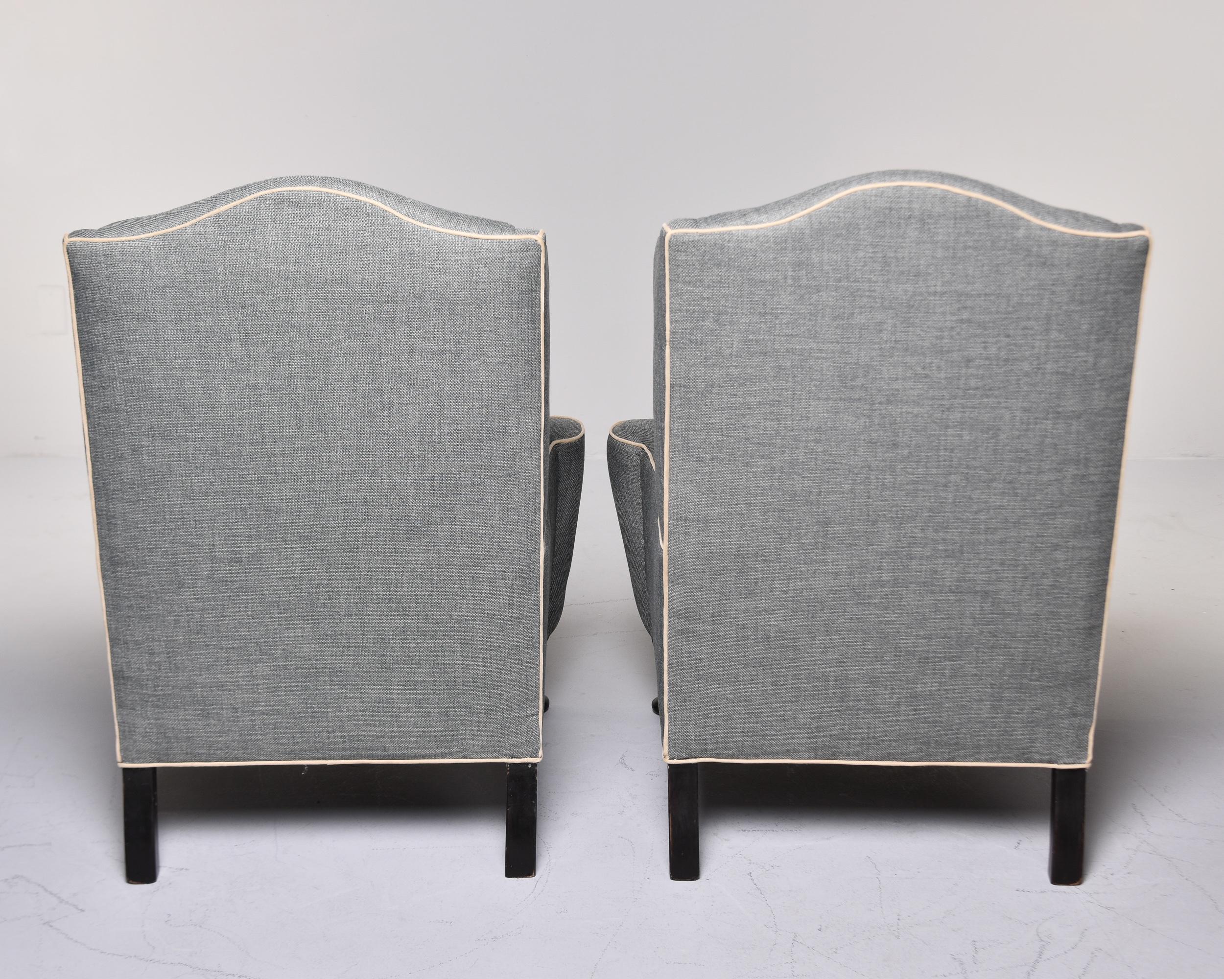 Paire de fauteuils de bibliothèque anglais avec nouvelle tapisserie d'ameublement en vente 4