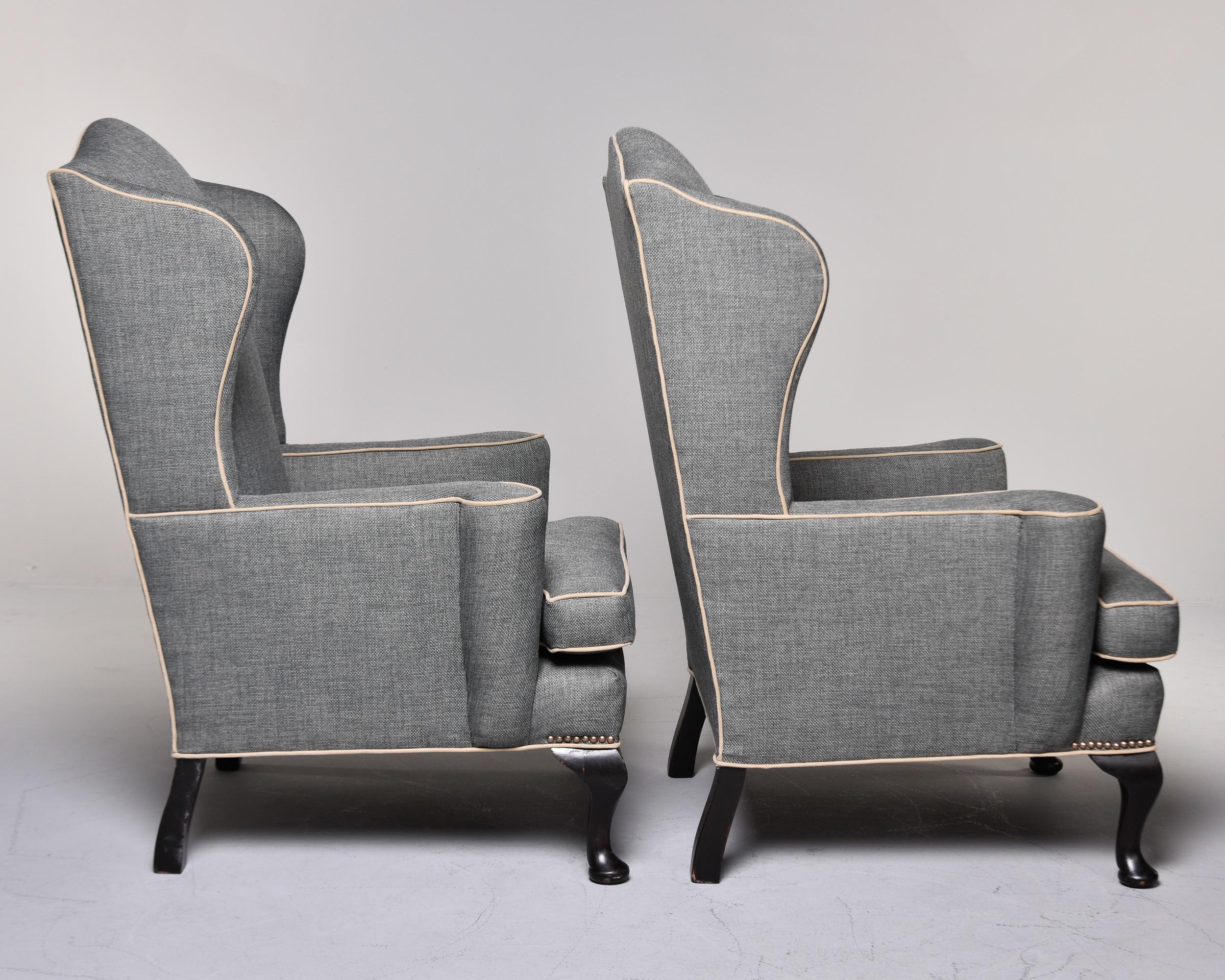 Paire de fauteuils de bibliothèque anglais avec nouvelle tapisserie d'ameublement en vente 5