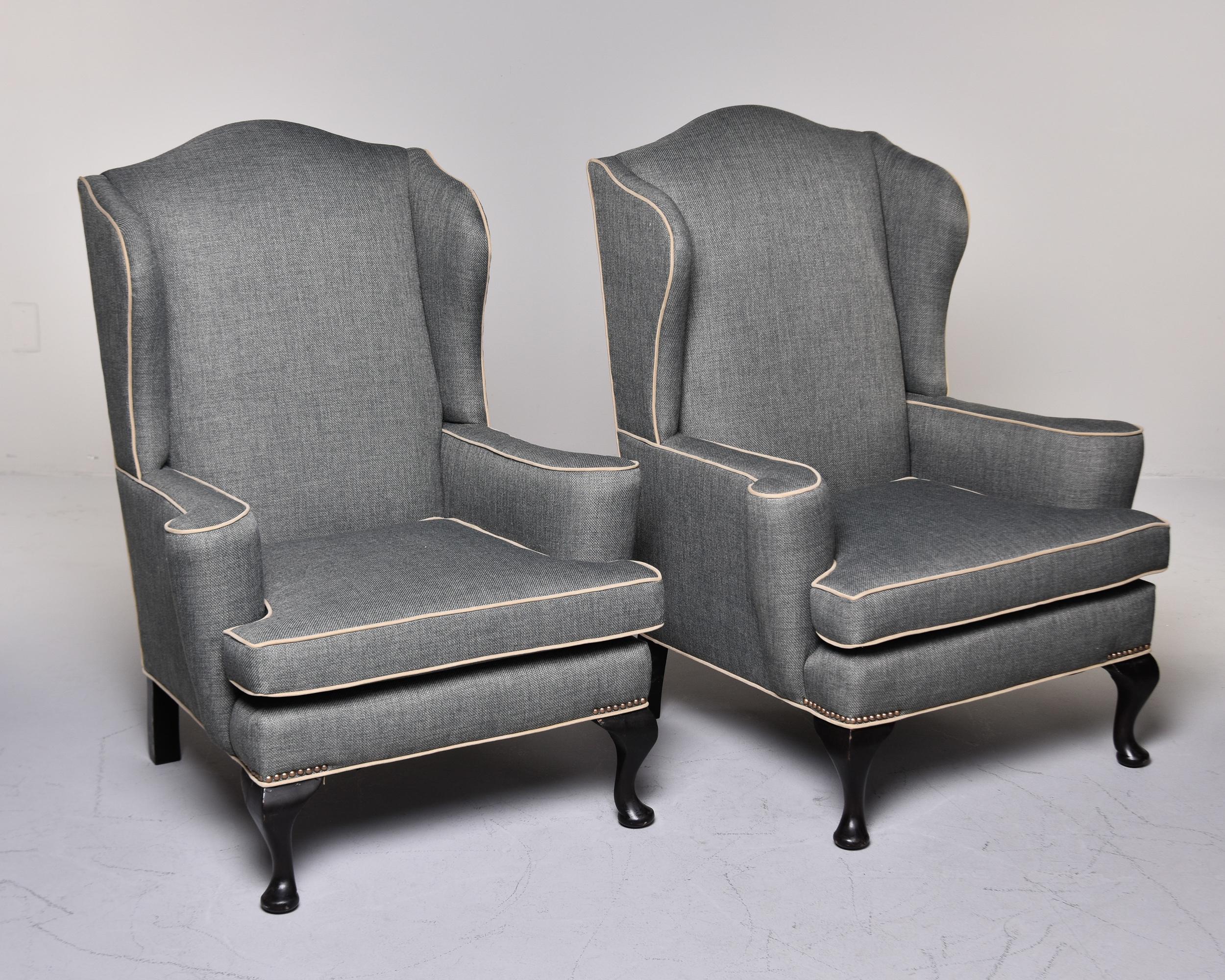 Paire de fauteuils de bibliothèque anglais avec nouvelle tapisserie d'ameublement en vente 6