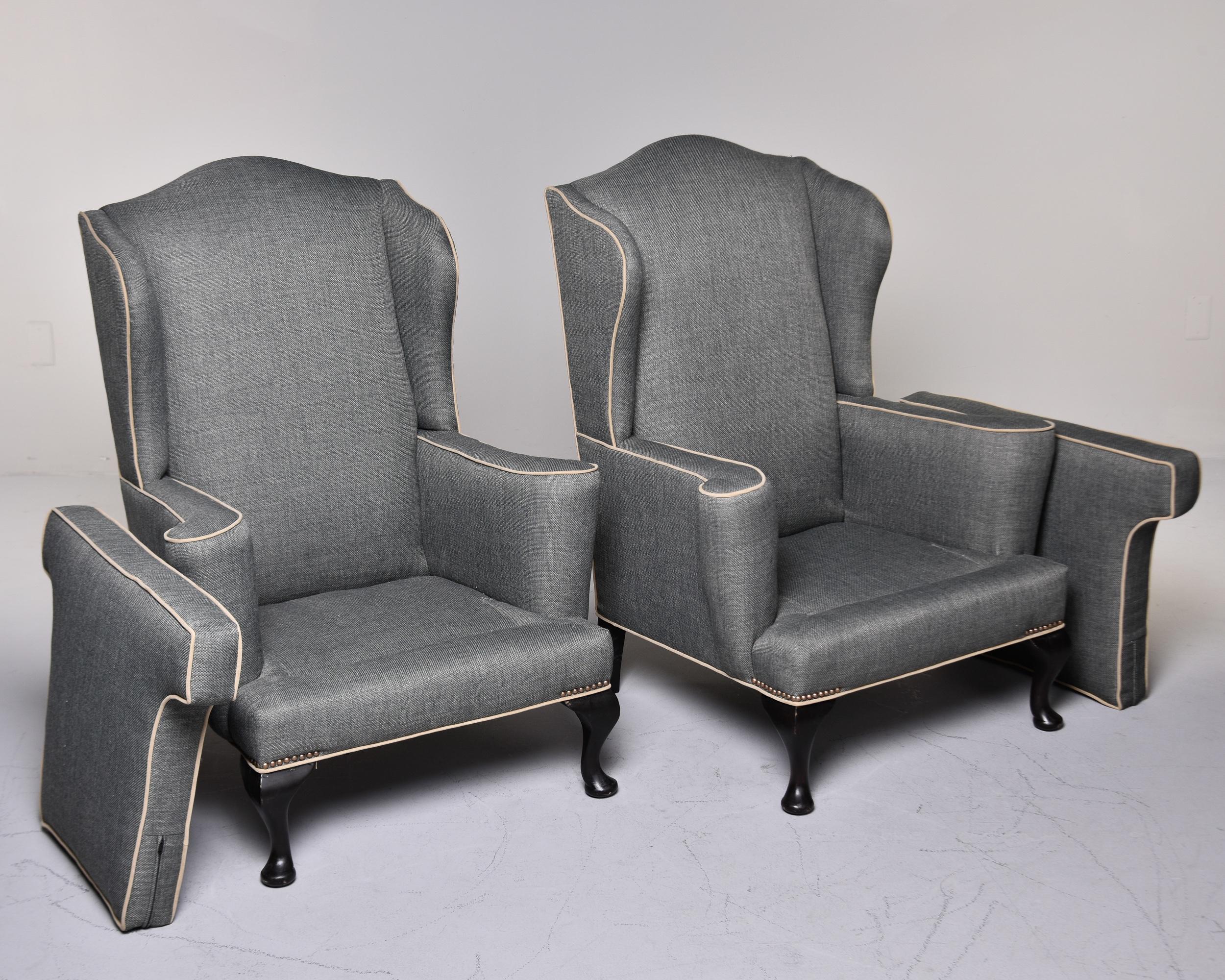 Paire de fauteuils de bibliothèque anglais avec nouvelle tapisserie d'ameublement en vente 7