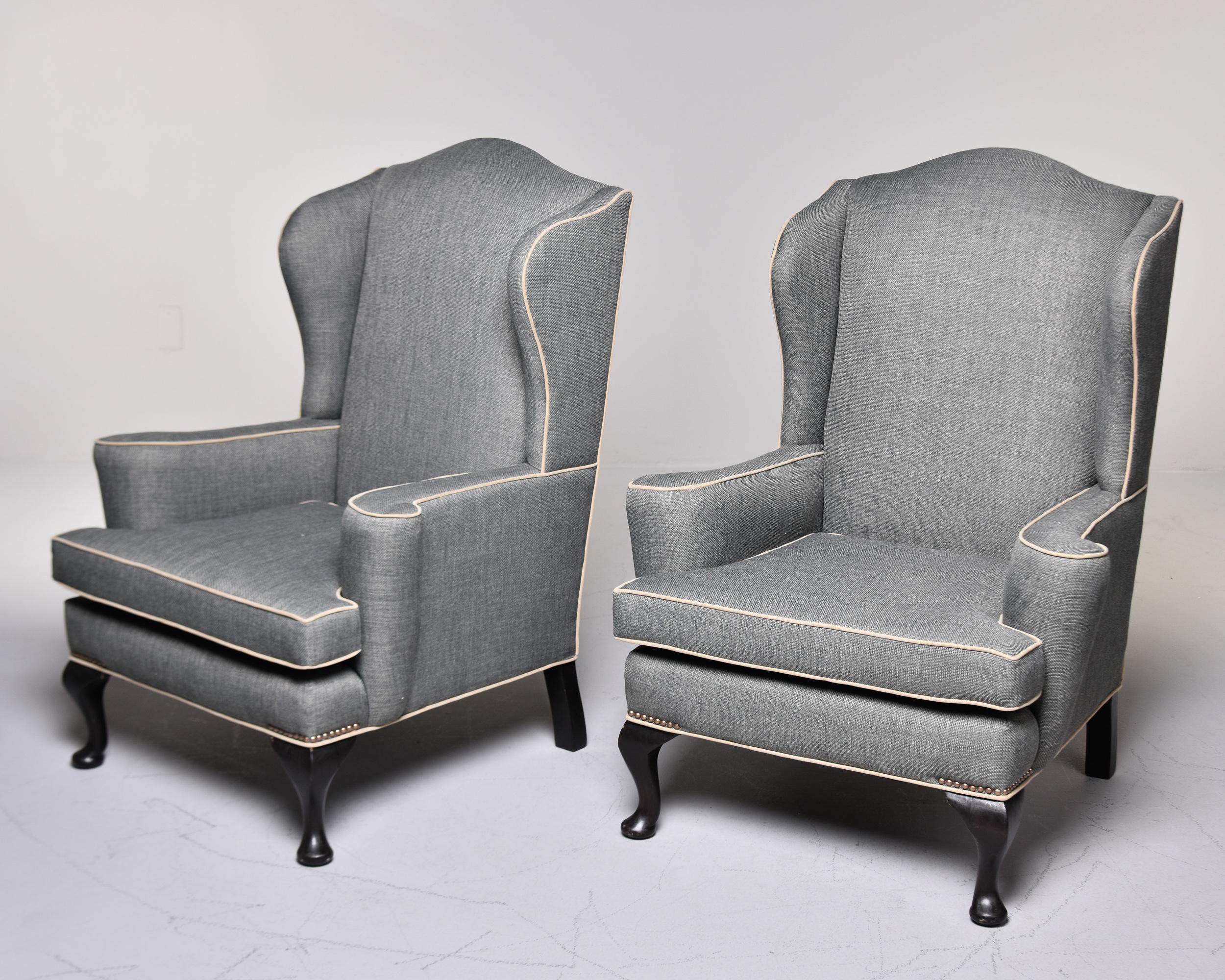 Anglais Paire de fauteuils de bibliothèque anglais avec nouvelle tapisserie d'ameublement en vente