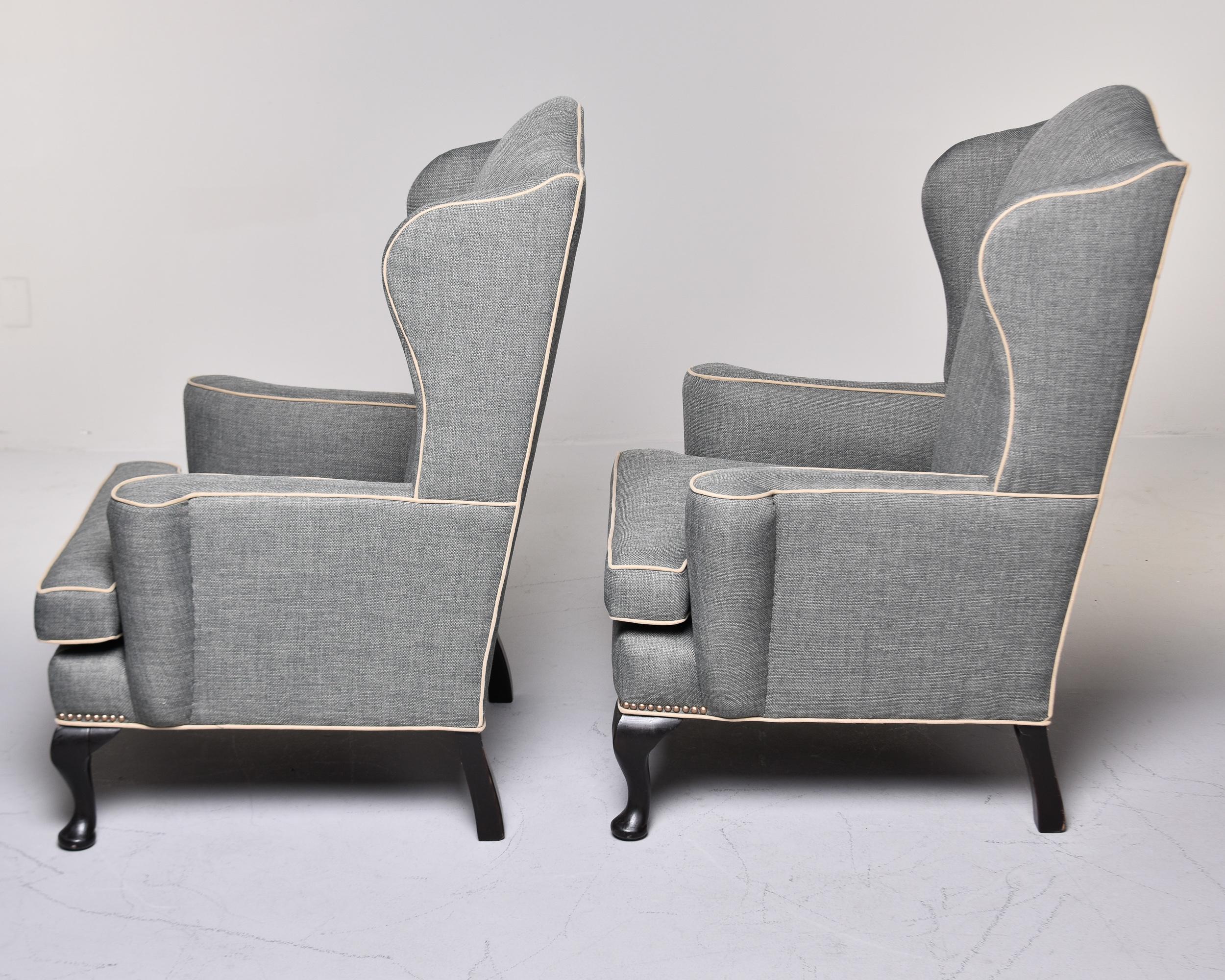 Paire de fauteuils de bibliothèque anglais avec nouvelle tapisserie d'ameublement Excellent état - En vente à Troy, MI