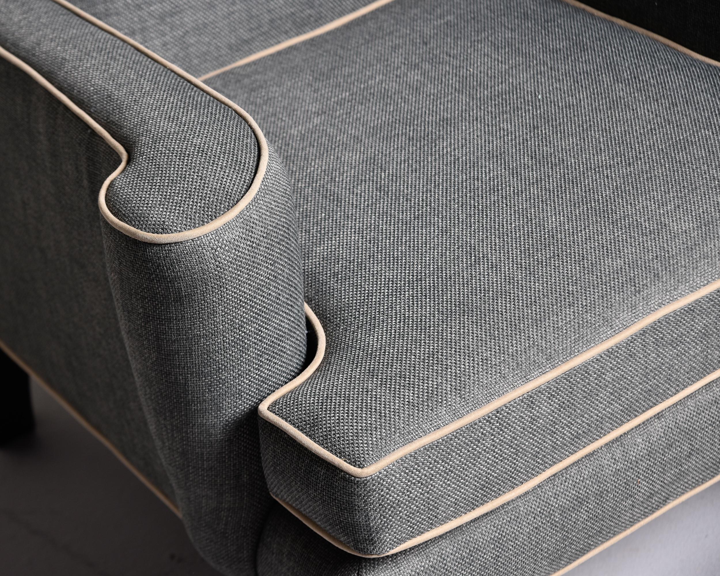 Tissu d'ameublement Paire de fauteuils de bibliothèque anglais avec nouvelle tapisserie d'ameublement en vente