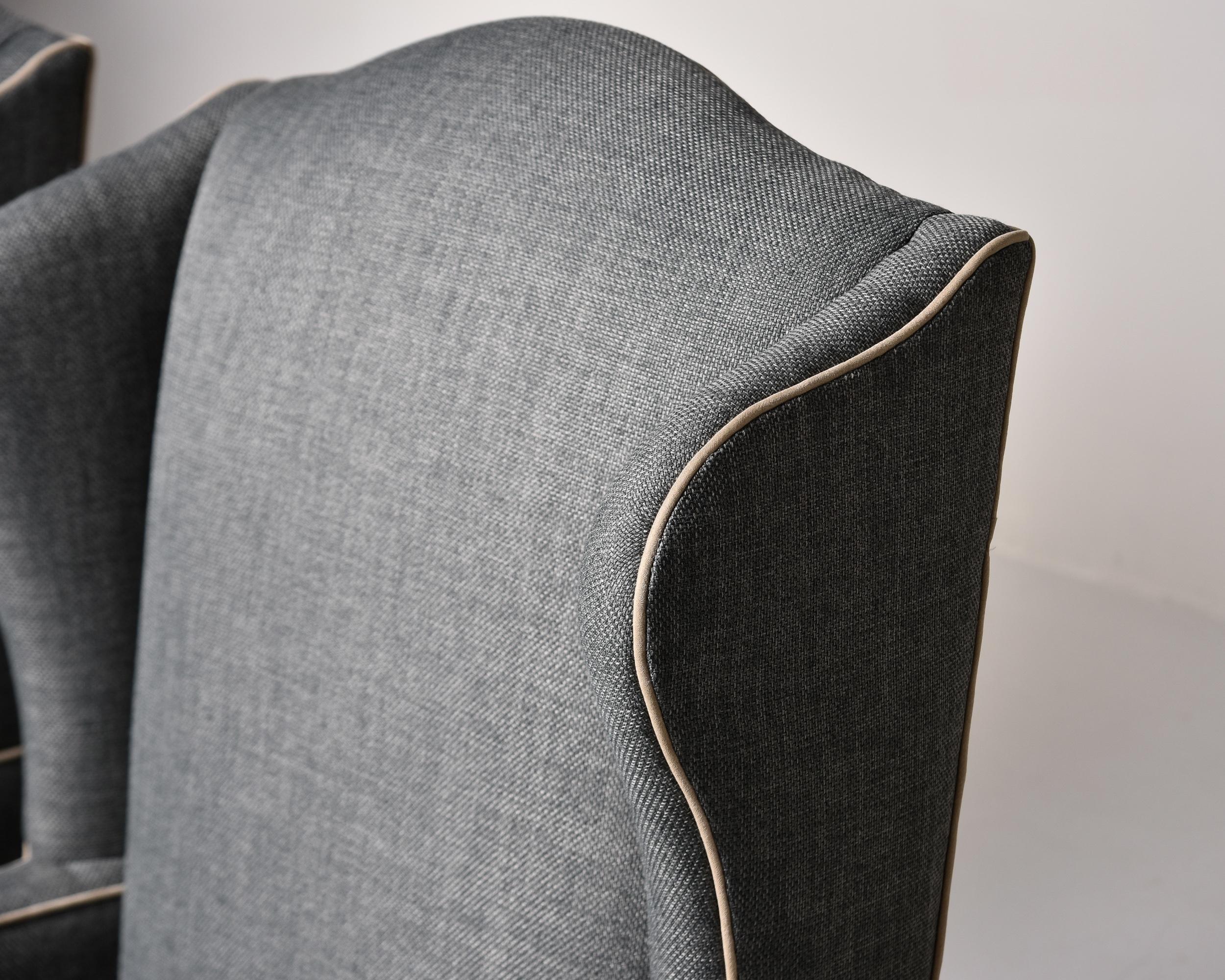 Paire de fauteuils de bibliothèque anglais avec nouvelle tapisserie d'ameublement en vente 1
