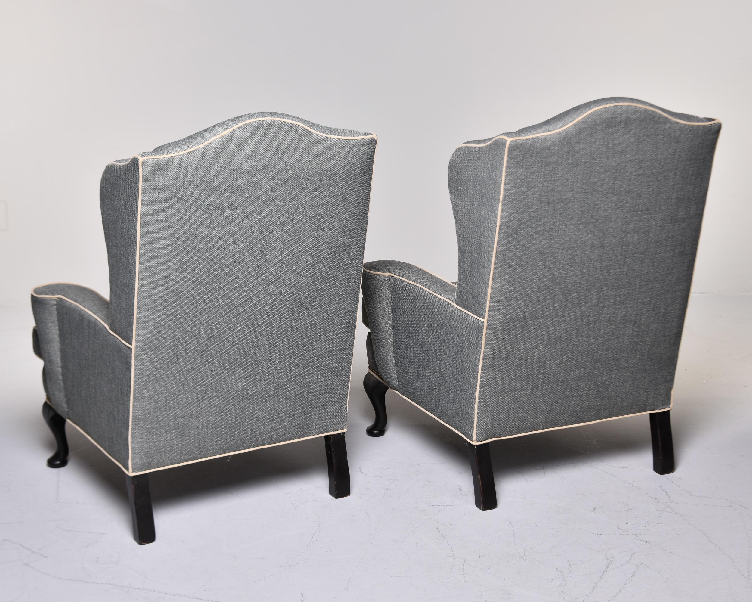Paire de fauteuils de bibliothèque anglais avec nouvelle tapisserie d'ameublement en vente 3