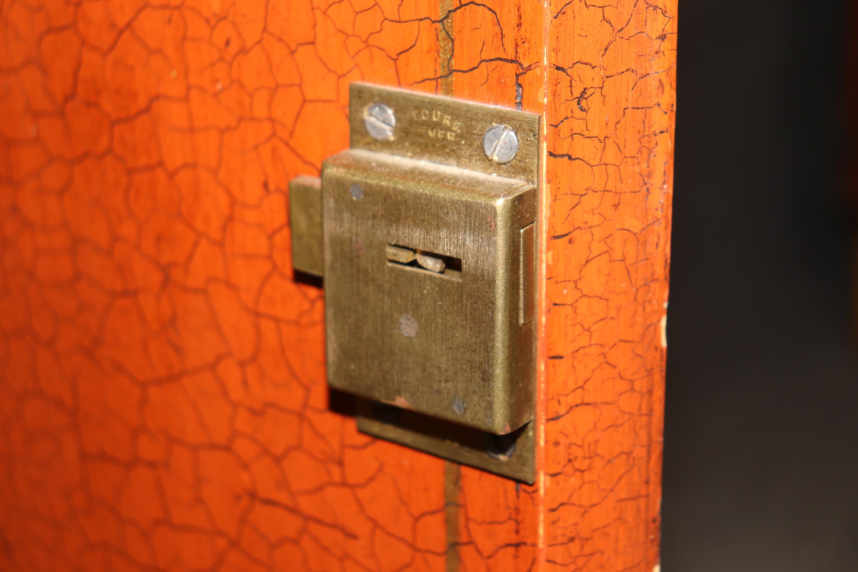 Coppia di armadietti da ingresso in finto bambù inglese con piano in marmo rosso Chinoiserie in vendita 11