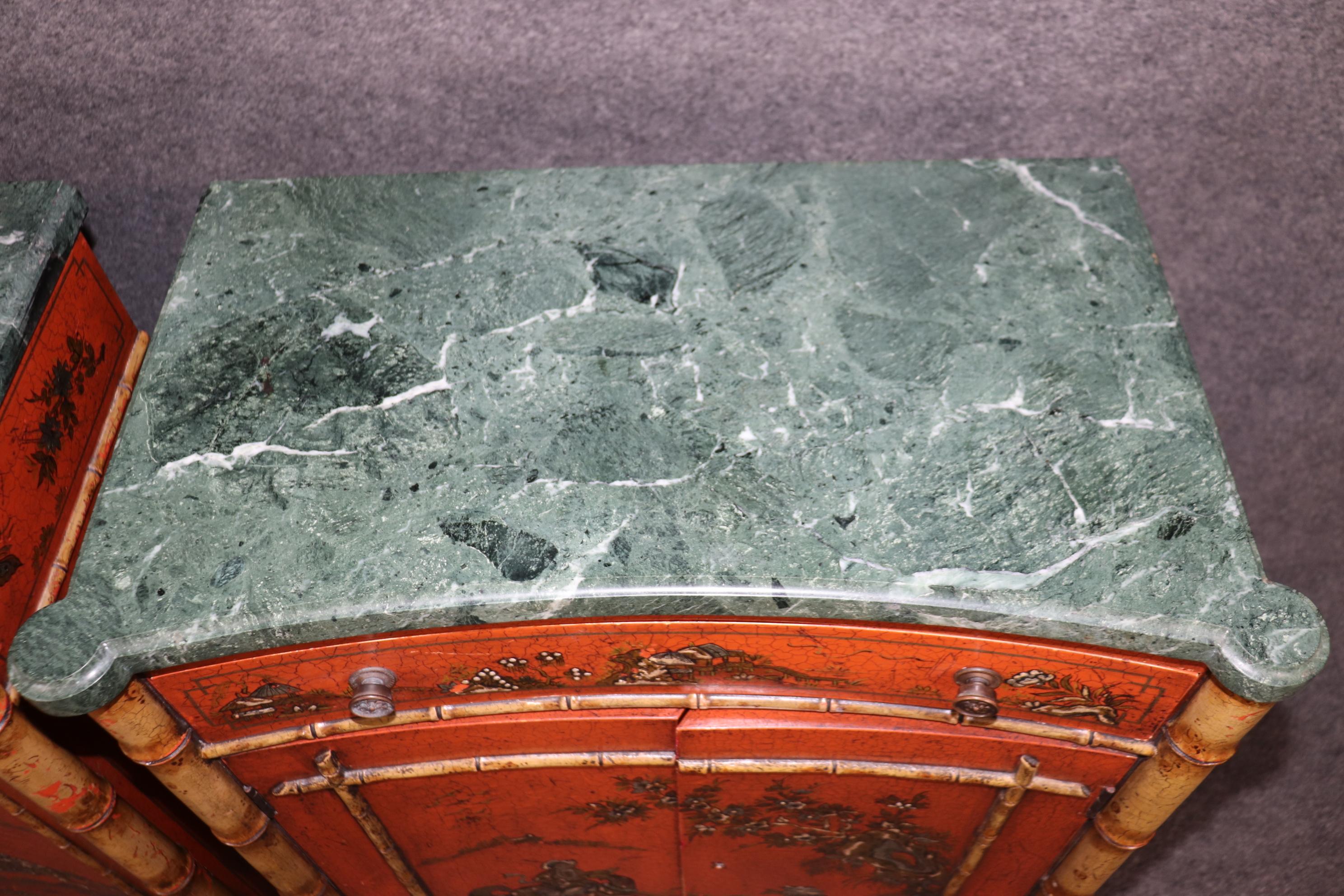 Inglese Coppia di armadietti da ingresso in finto bambù inglese con piano in marmo rosso Chinoiserie in vendita