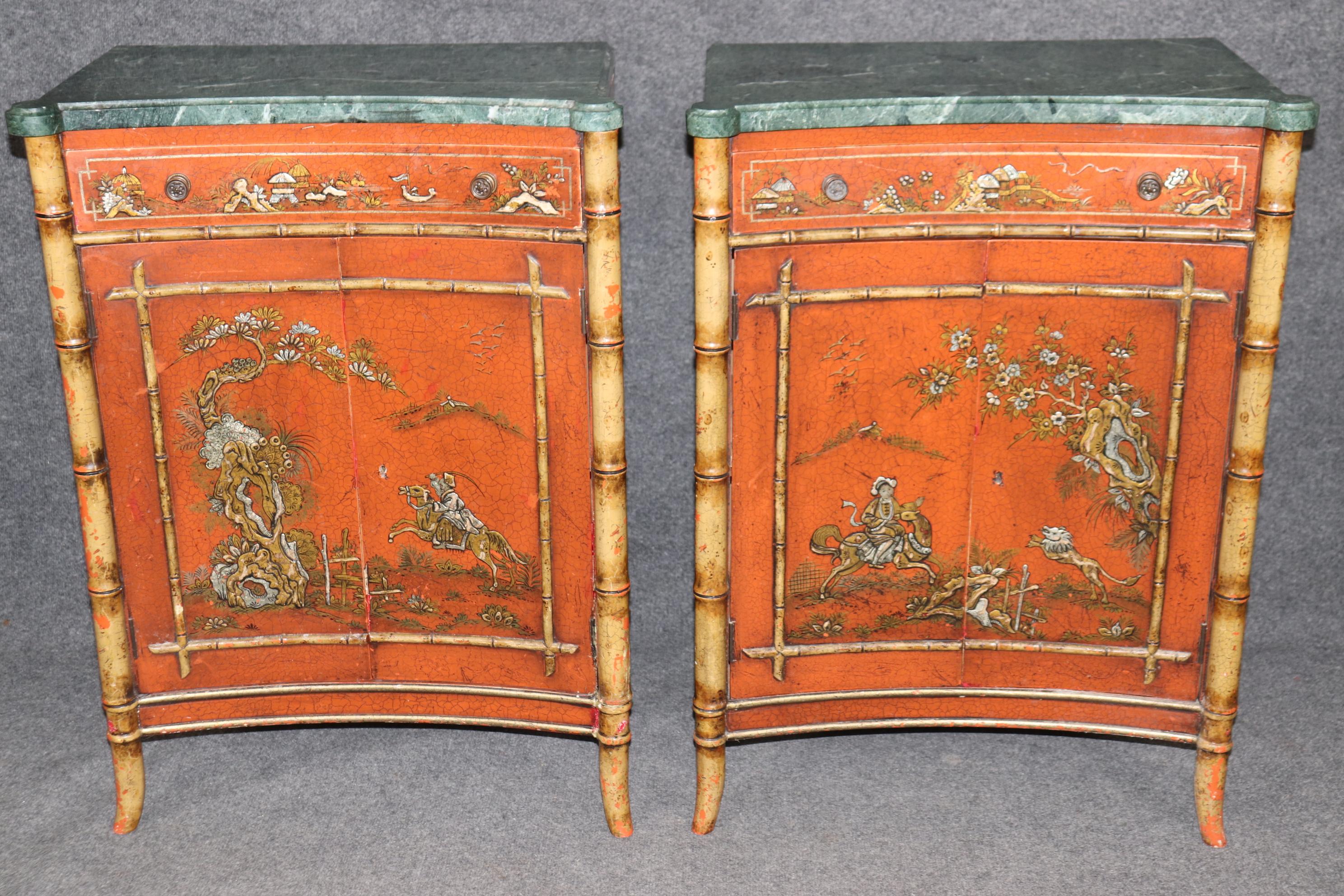 Metà XX secolo Coppia di armadietti da ingresso in finto bambù inglese con piano in marmo rosso Chinoiserie in vendita