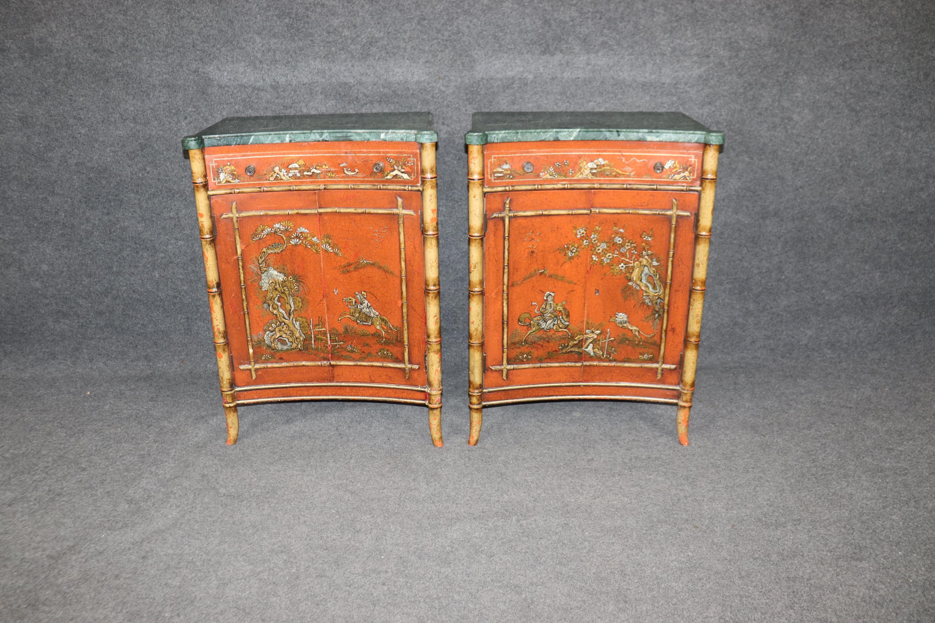 Marmo Coppia di armadietti da ingresso in finto bambù inglese con piano in marmo rosso Chinoiserie in vendita