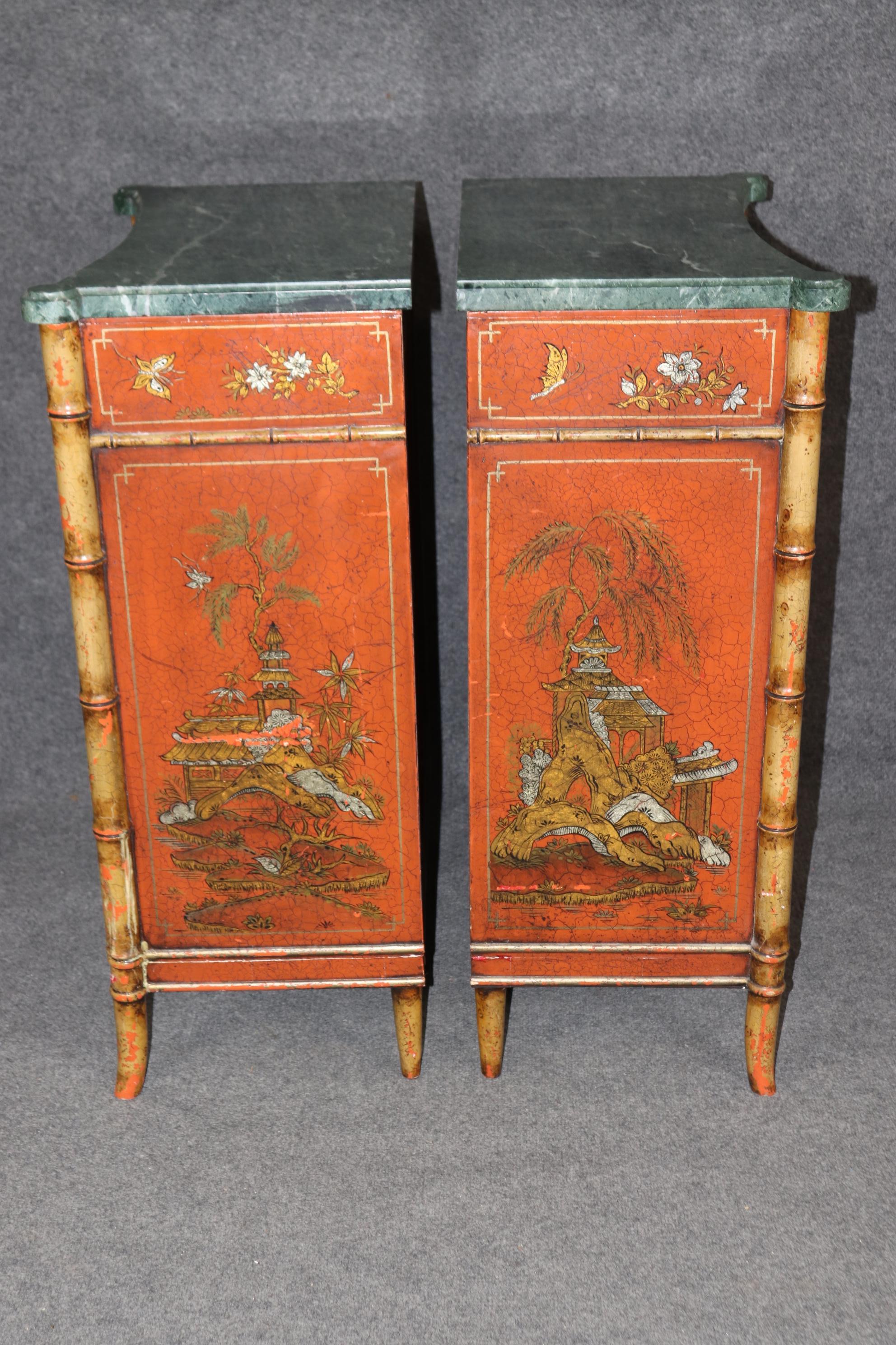Coppia di armadietti da ingresso in finto bambù inglese con piano in marmo rosso Chinoiserie in vendita 1