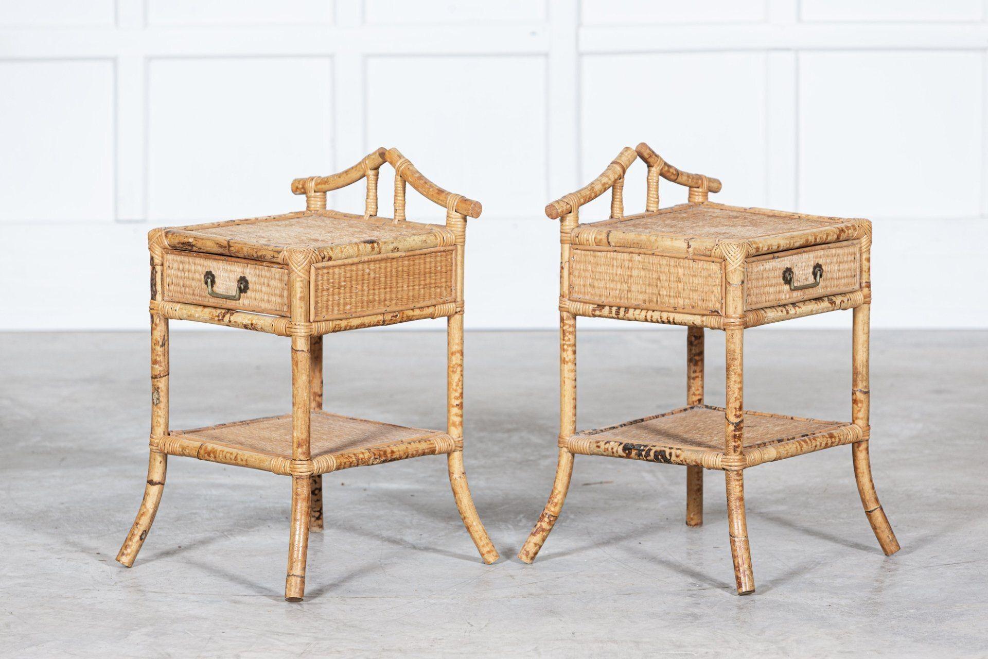 vers 1950
Paire de tables de chevet anglaises du milieu du siècle en bambou
Mesures : L 39 x P 35 x H 60cm.
   