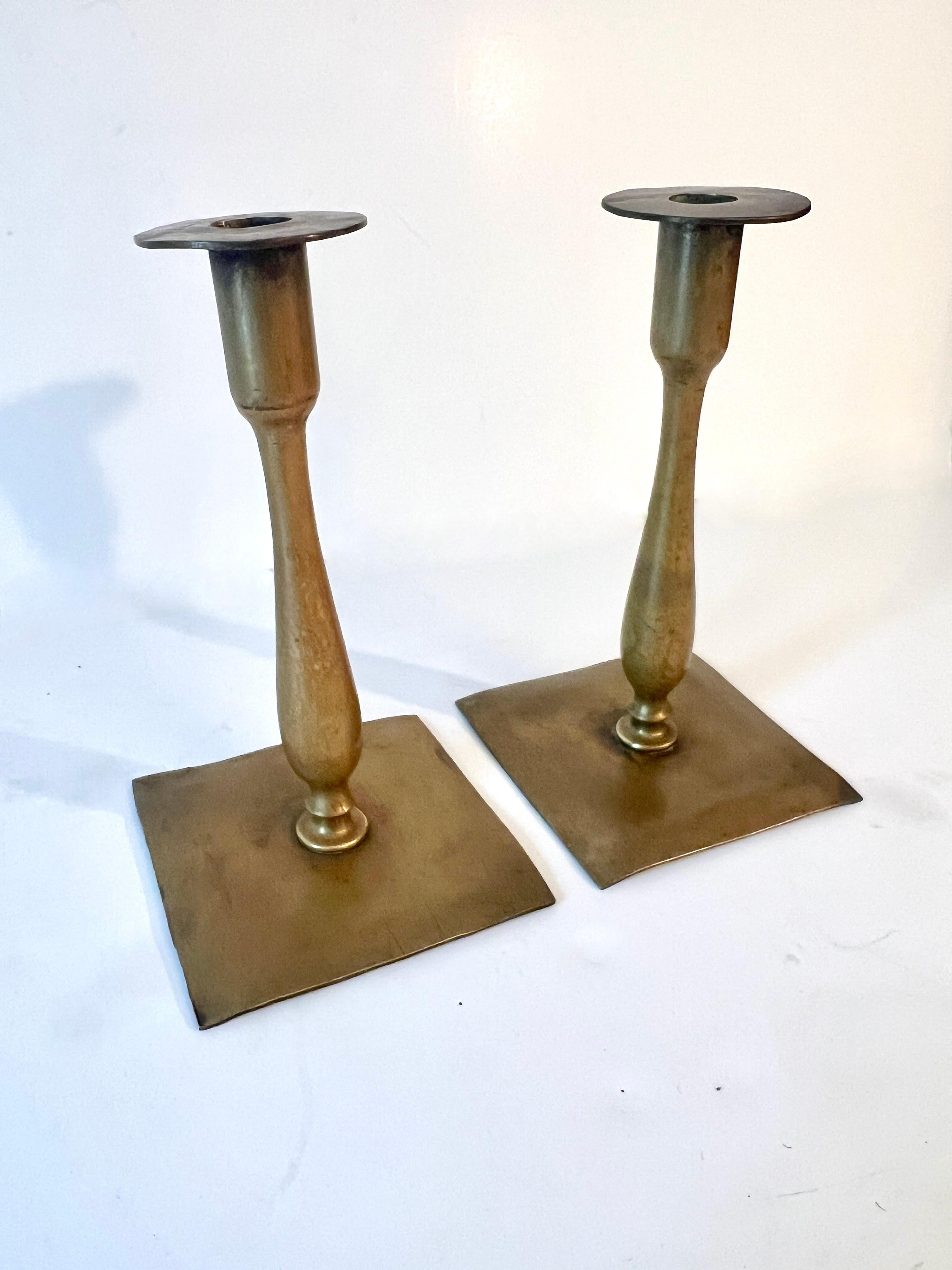 Paar englische Mission oder Arts and Crafts Kerzenleuchter aus patiniertem Messing (Englisch) im Angebot