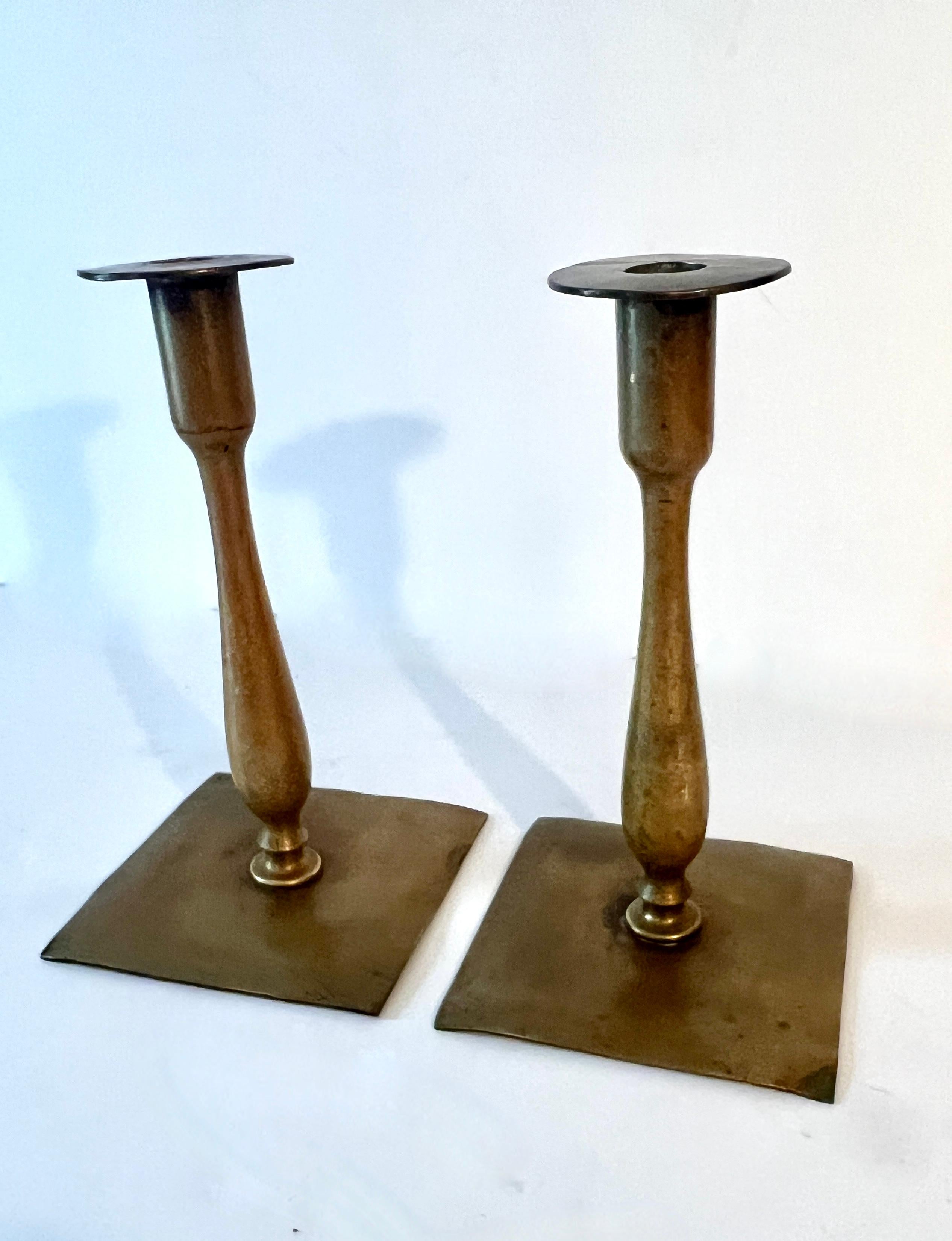 Paar englische Mission oder Arts and Crafts Kerzenleuchter aus patiniertem Messing (Handgefertigt) im Angebot