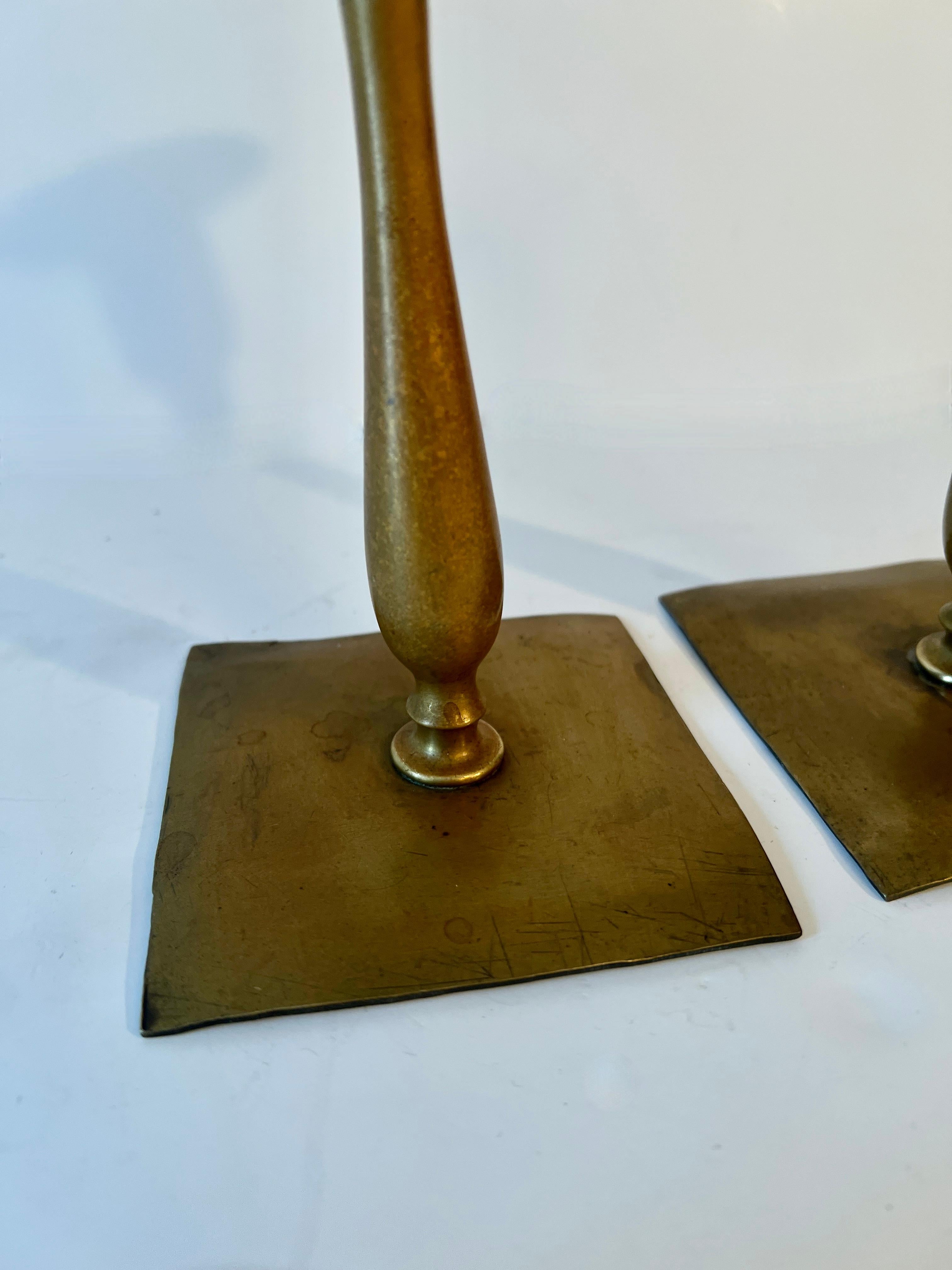 Paar englische Mission oder Arts and Crafts Kerzenleuchter aus patiniertem Messing (20. Jahrhundert) im Angebot