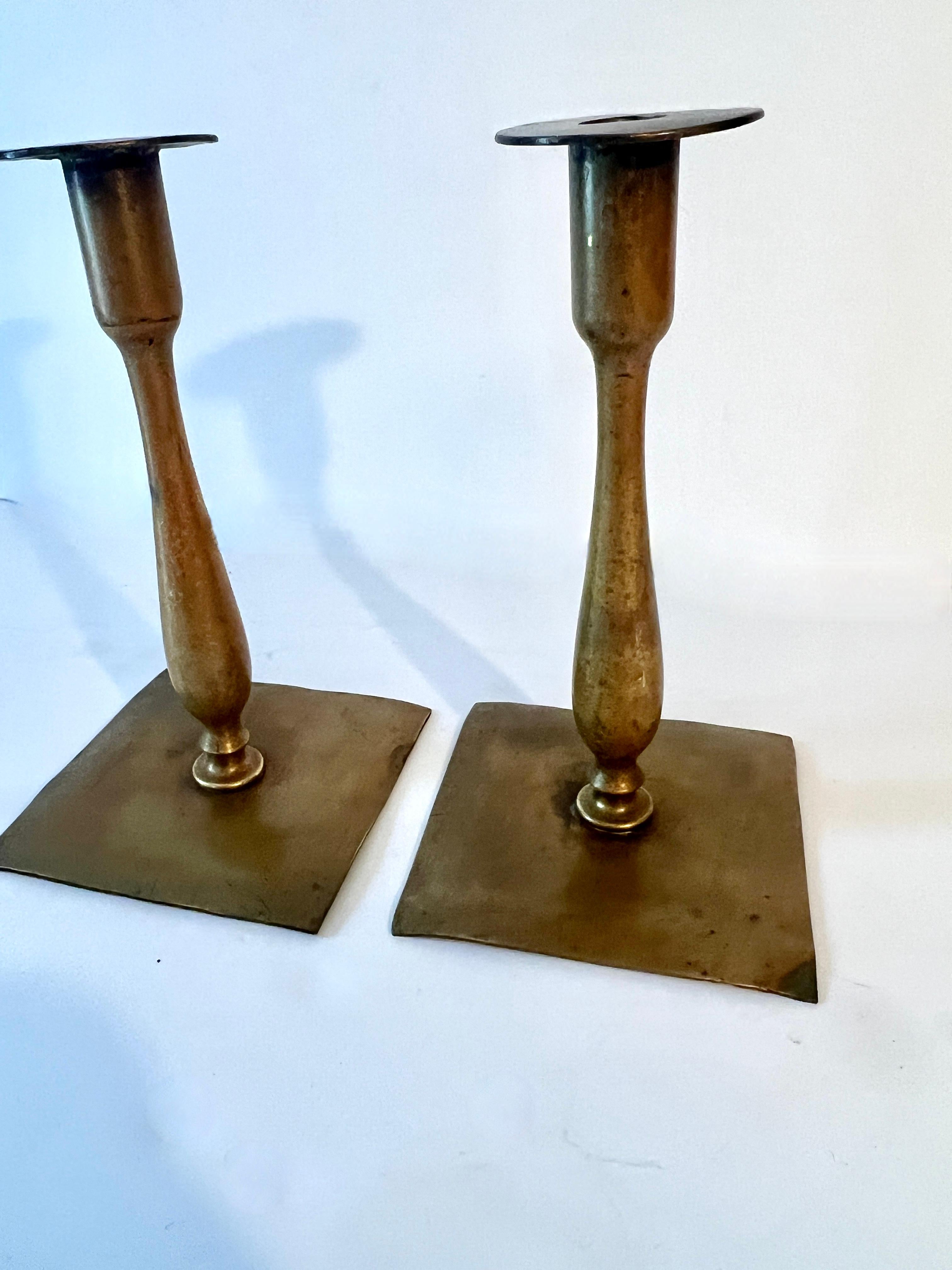 Paar englische Mission oder Arts and Crafts Kerzenleuchter aus patiniertem Messing im Angebot 1