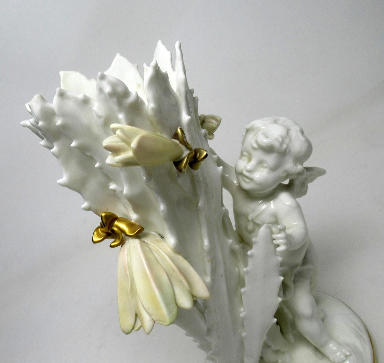 Pair of English Moore Brothers Porcelain Cream Gilt Cherub Vases Centerpieces In Good Condition In Dublin, Ireland