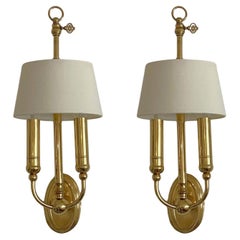 Coppia di applique inglesi neoclassiche in ottone dorato a doppia luce, anni '40