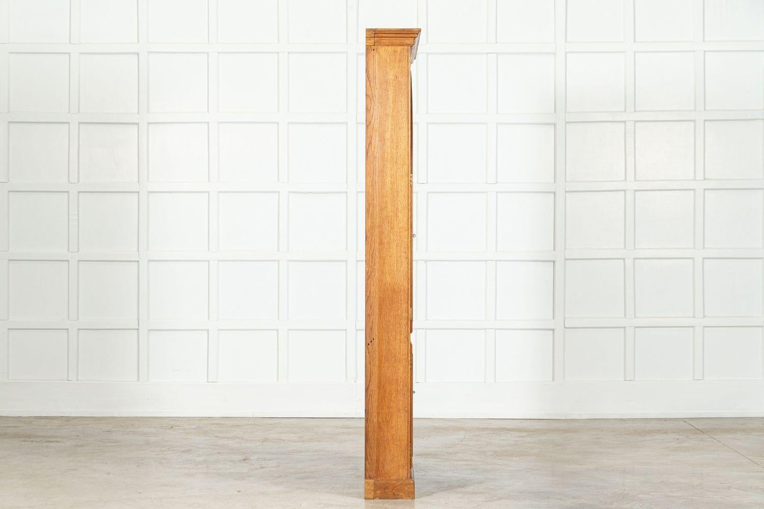 Coppia di armadi libreria ad arco smaltato in Oak inglese in vendita 12