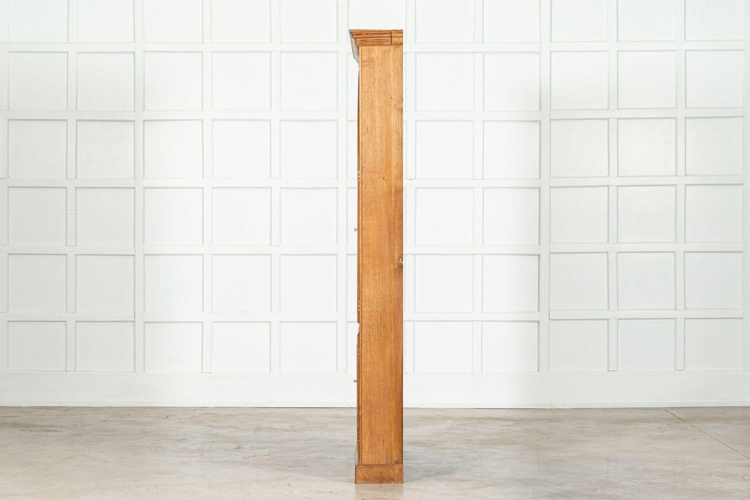 Coppia di armadi libreria ad arco smaltato in Oak inglese in vendita 13