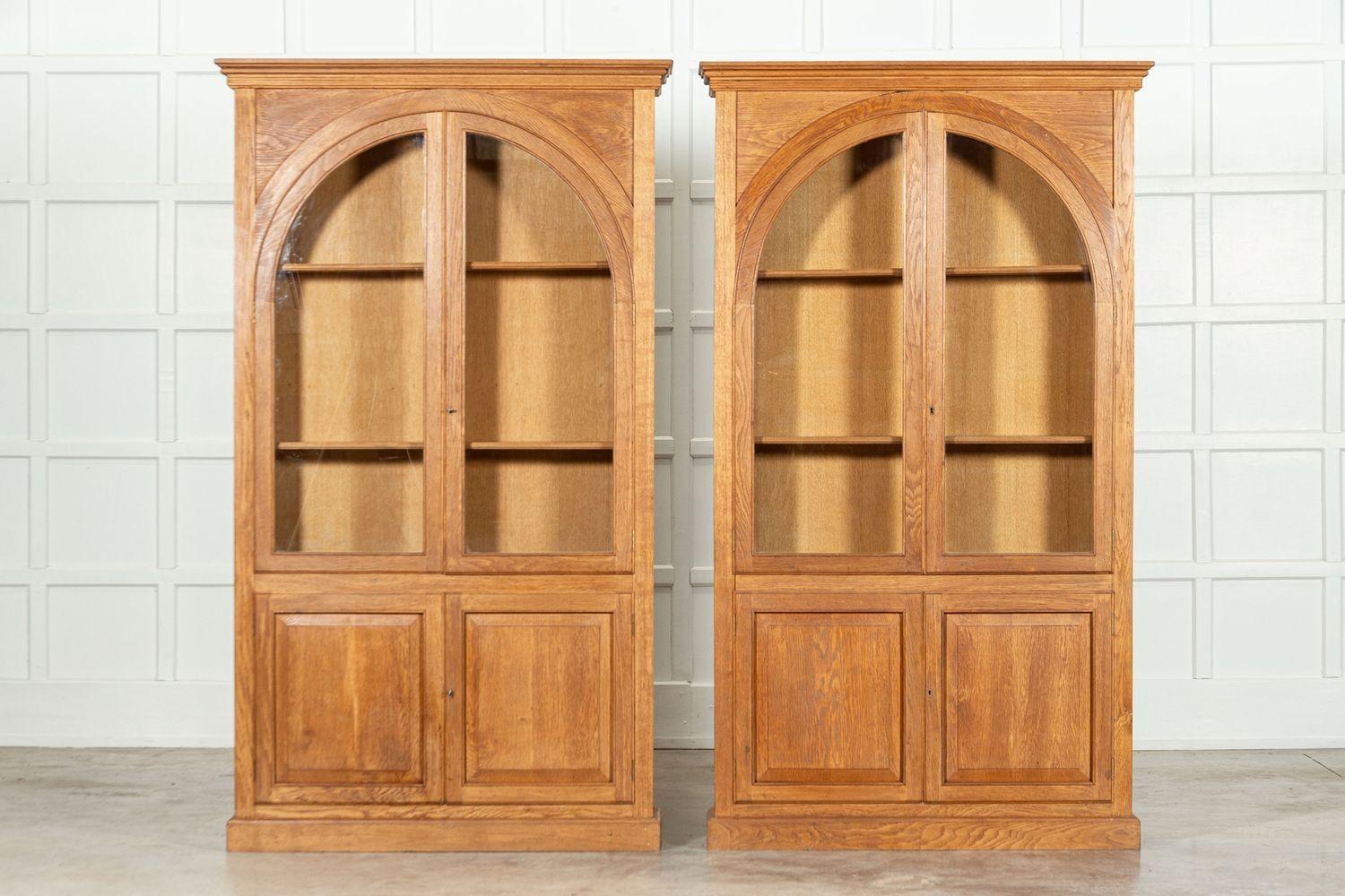 circa metà del XX secolo
Coppia di armadi libreria ad arco smaltato in Oak inglese
Il prezzo è di ciascuno
sku 1796
W110 x D23 x H192 cm
Peso 57 kg