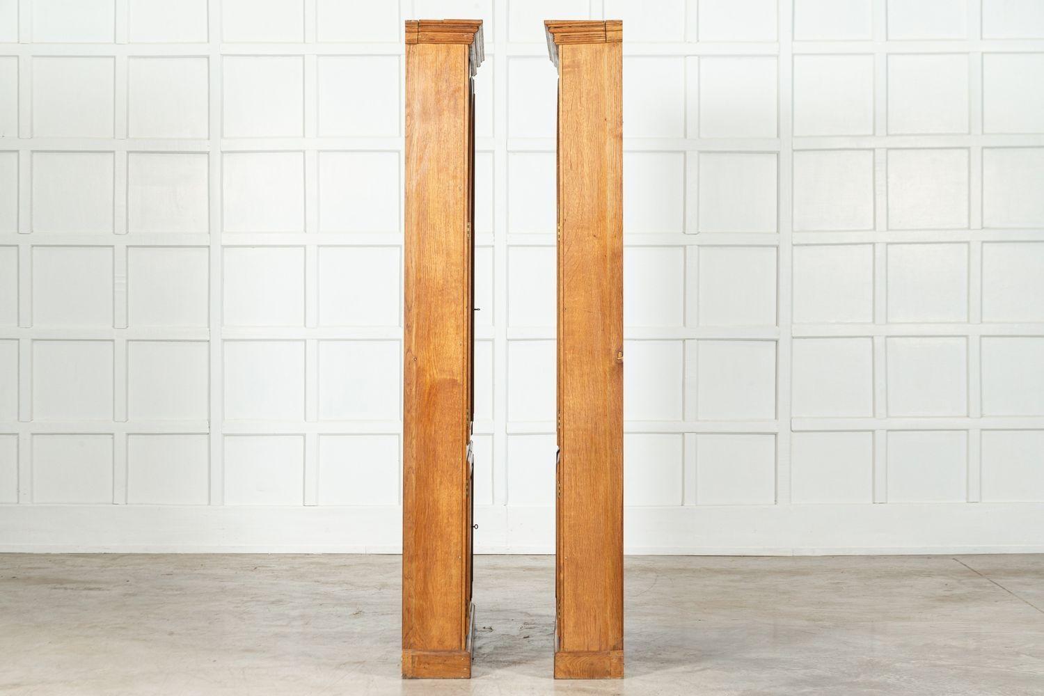 Coppia di armadi libreria ad arco smaltato in Oak inglese in vendita 3
