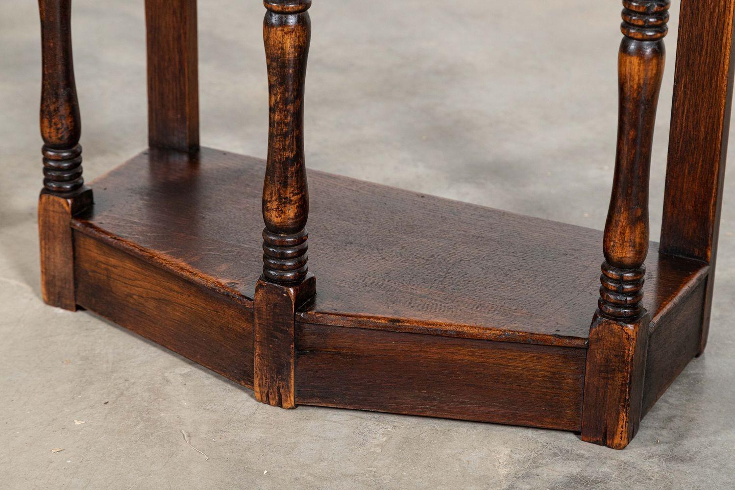 Paire de tables d'appoint en chêne anglais en vente 10