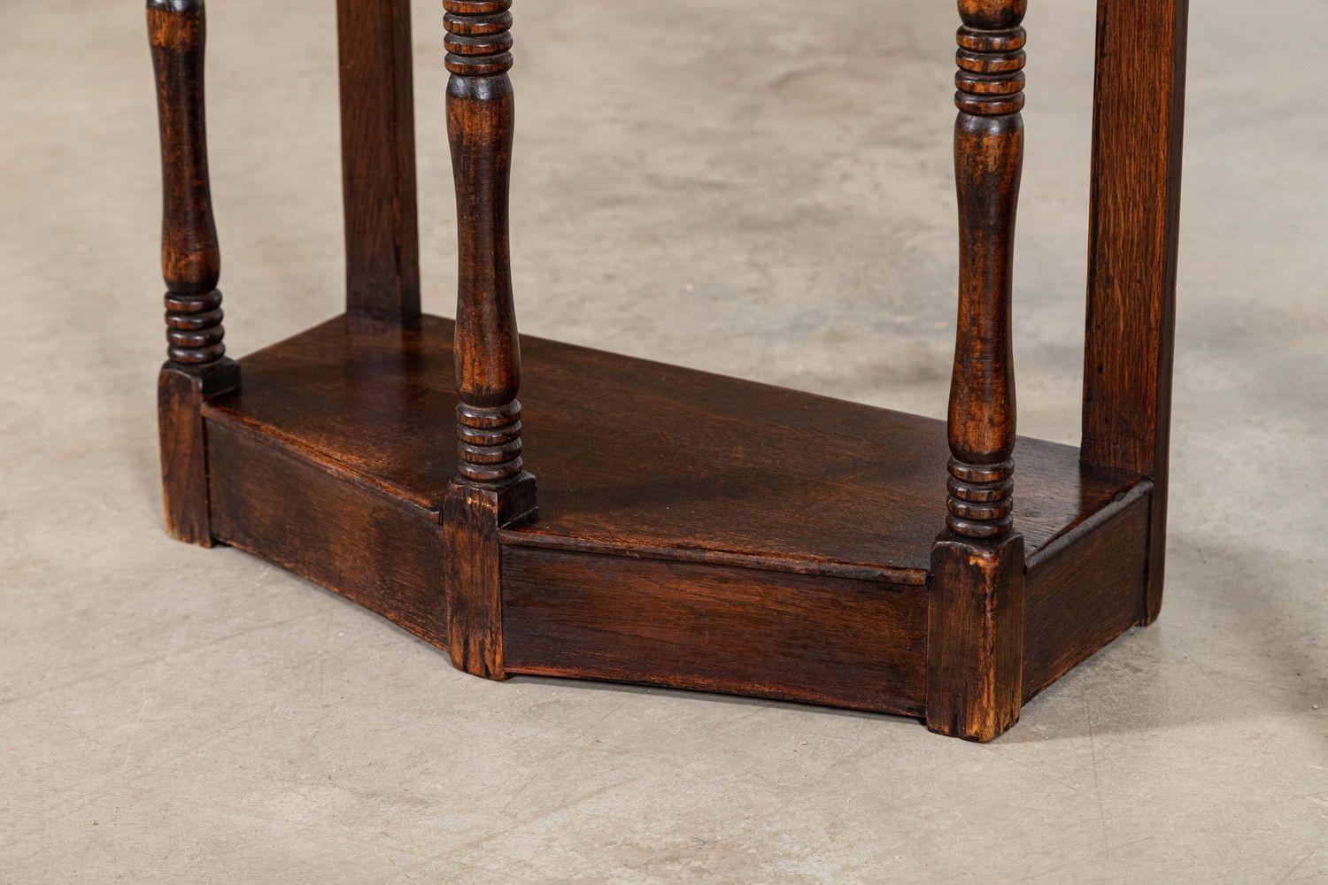 Paire de tables d'appoint en chêne anglais en vente 11