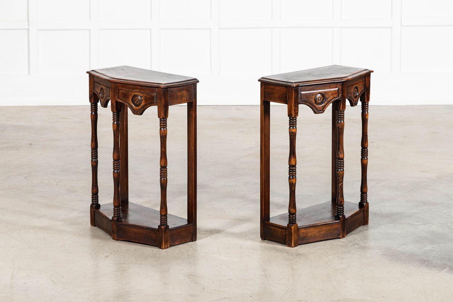 20ième siècle Paire de tables d'appoint en chêne anglais en vente