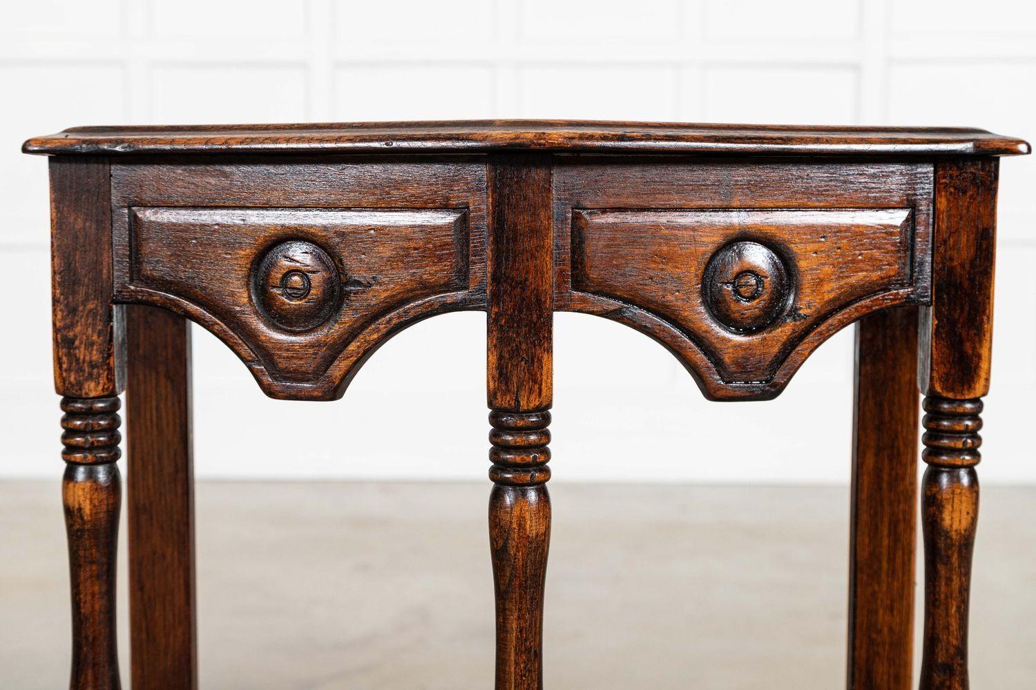 Paire de tables d'appoint en chêne anglais en vente 2