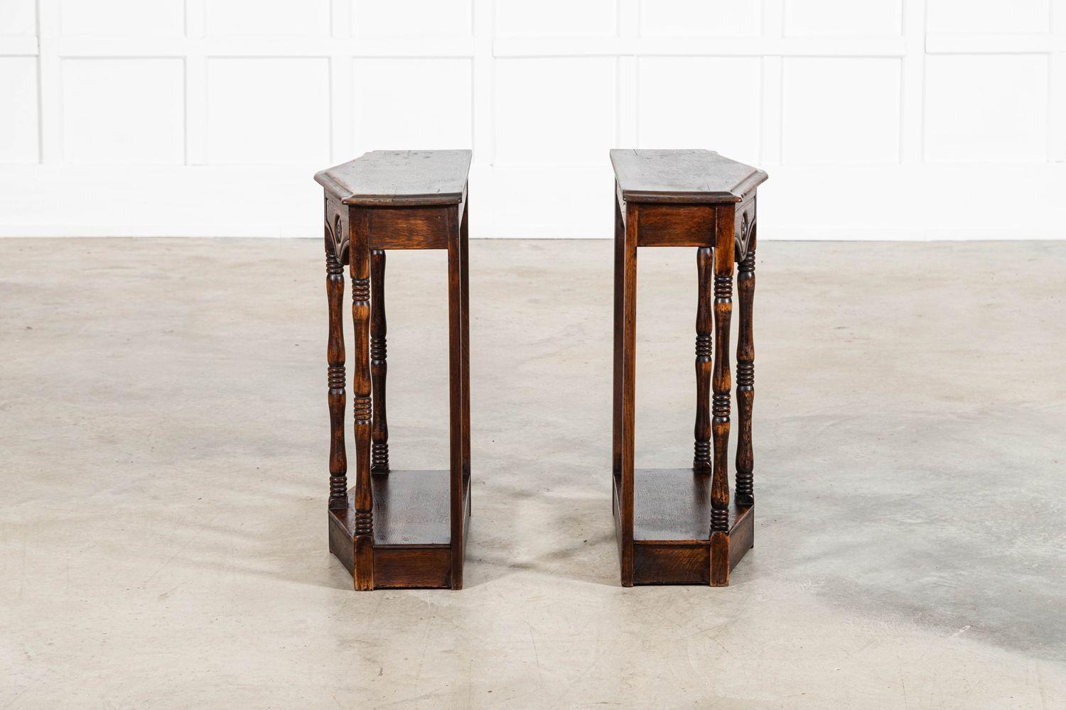 Paire de tables d'appoint en chêne anglais en vente 3