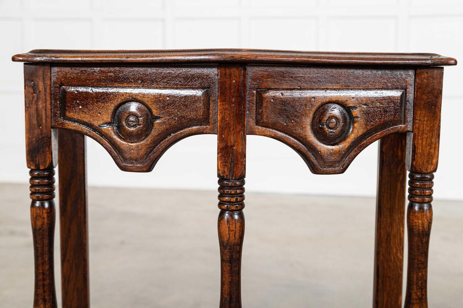 Paire de tables d'appoint en chêne anglais en vente 4