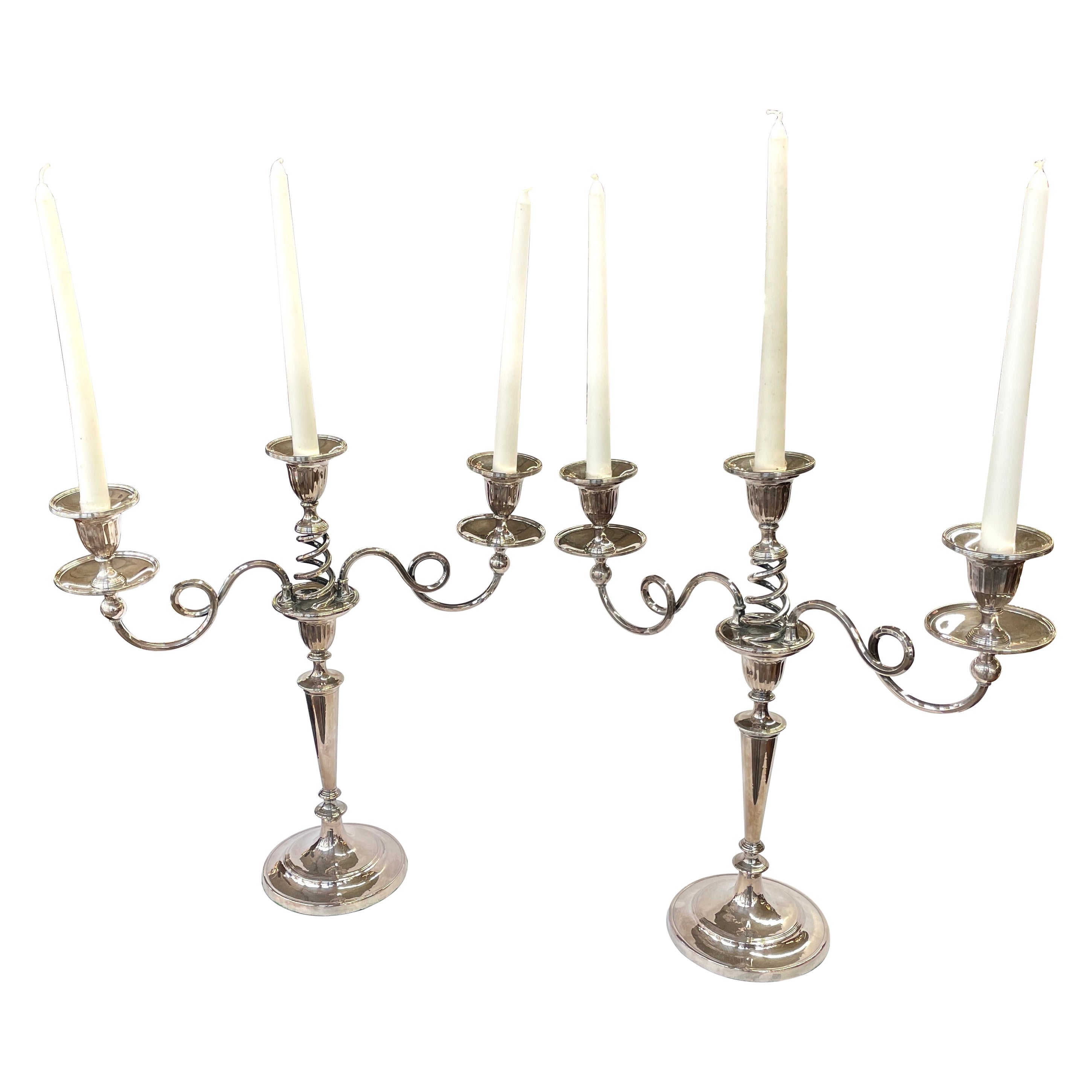Coppia di piatti inglesi "Old Sheffield Plate" Geo. III Candelabro a 3 luci in stile "Adam