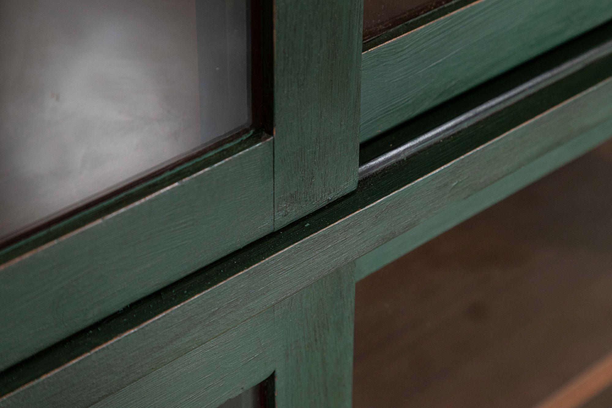 Coppia di vetrine-libreria inglesi in mogano dipinto e smaltato in vendita 5