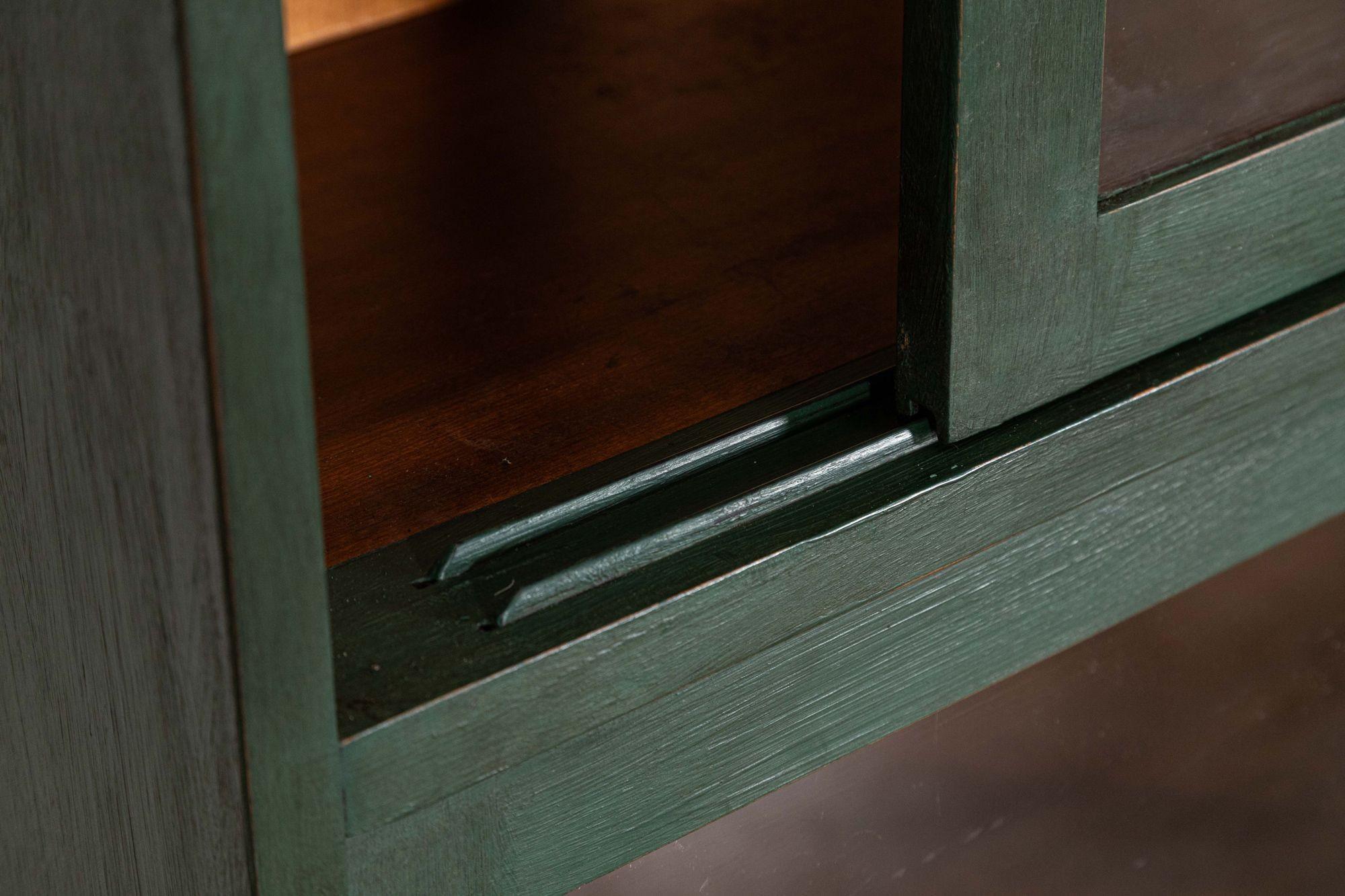 Coppia di vetrine-libreria inglesi in mogano dipinto e smaltato in vendita 6