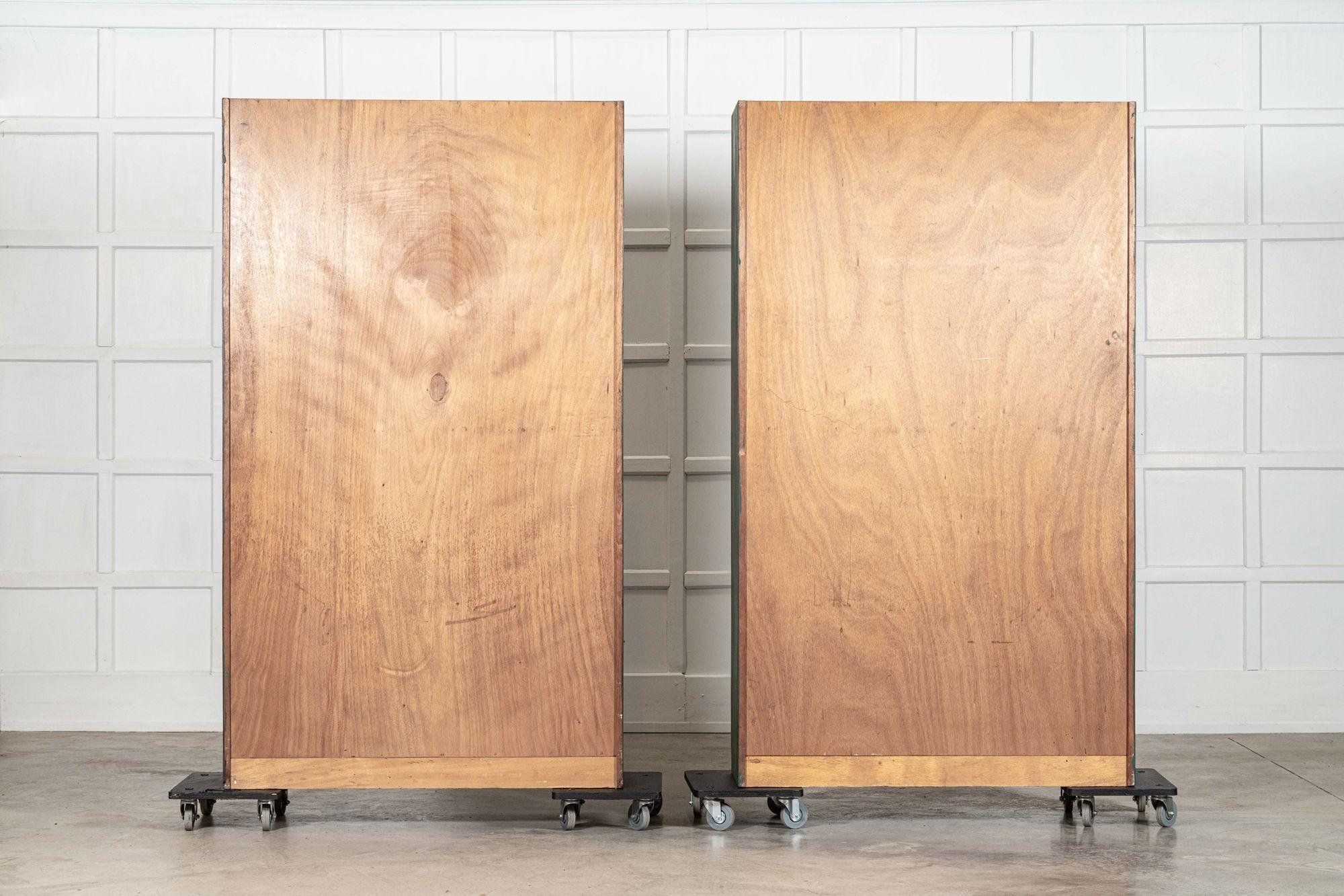 Coppia di vetrine-libreria inglesi in mogano dipinto e smaltato in vendita 7