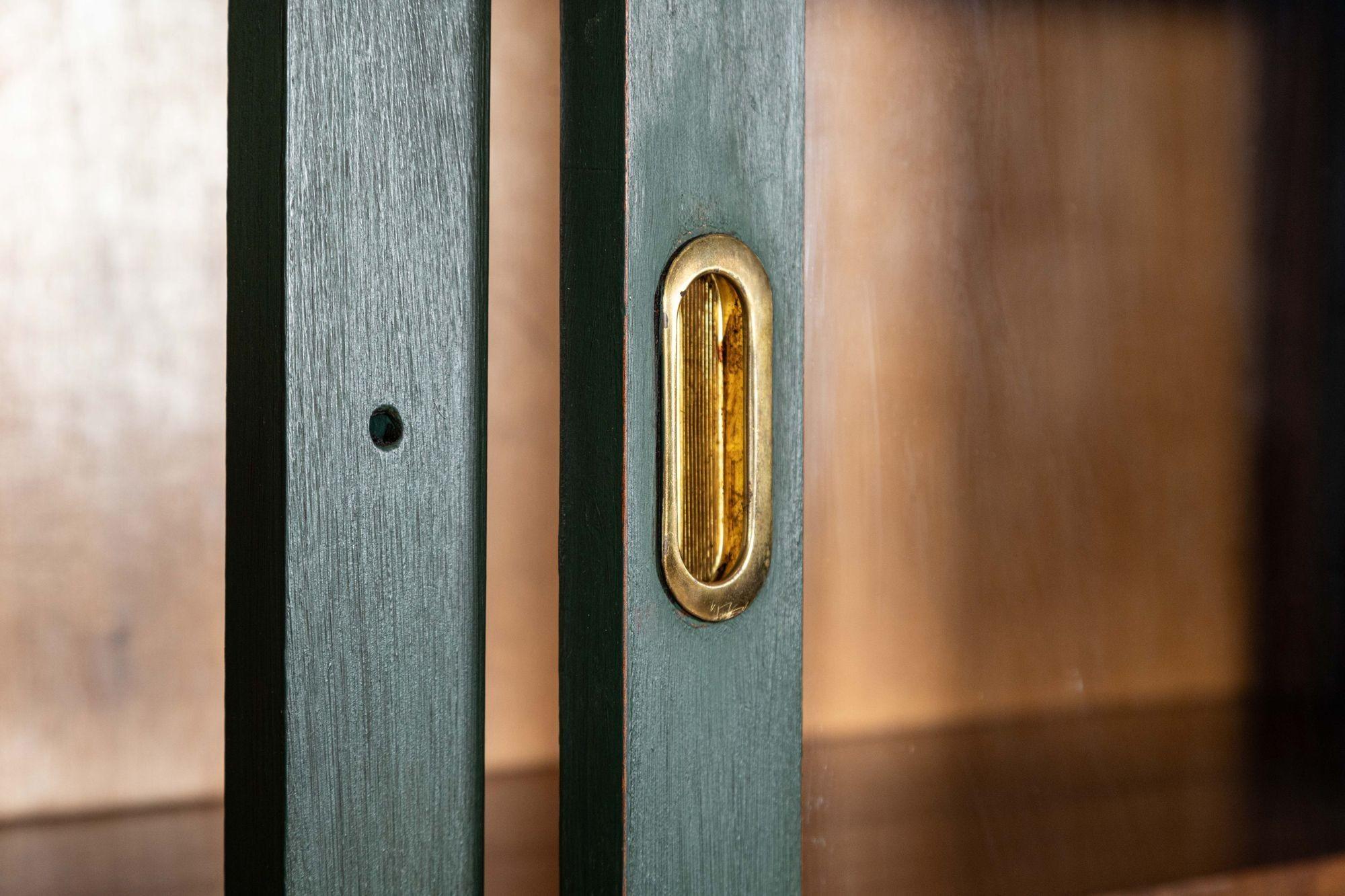 Mogano Coppia di vetrine-libreria inglesi in mogano dipinto e smaltato in vendita