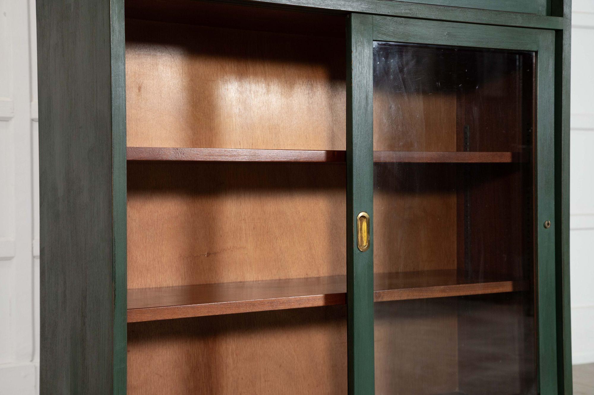 Coppia di vetrine-libreria inglesi in mogano dipinto e smaltato in vendita 2